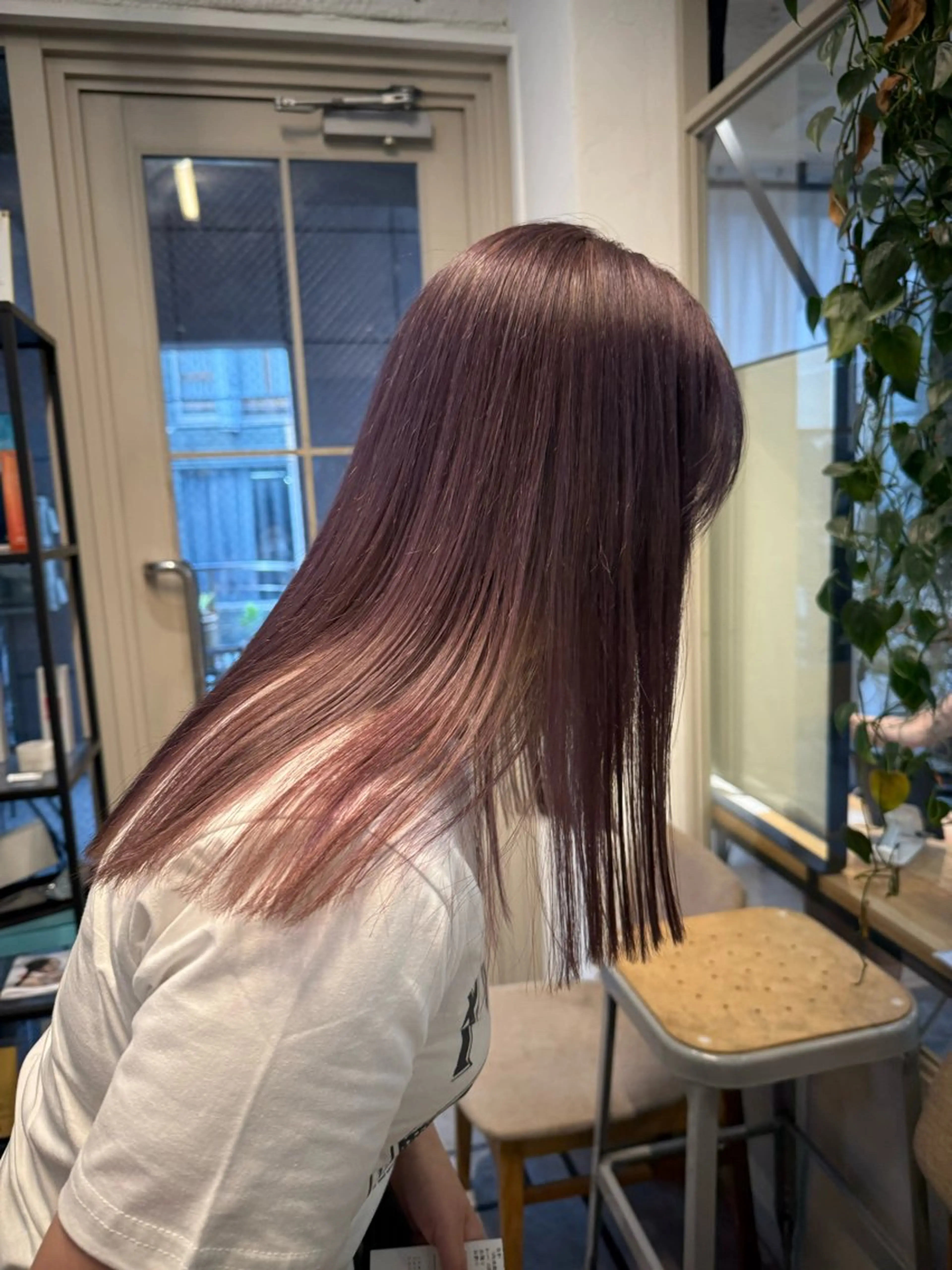 セミロング カラー ミルクティー× グレージュMOMOのヘアスタイル