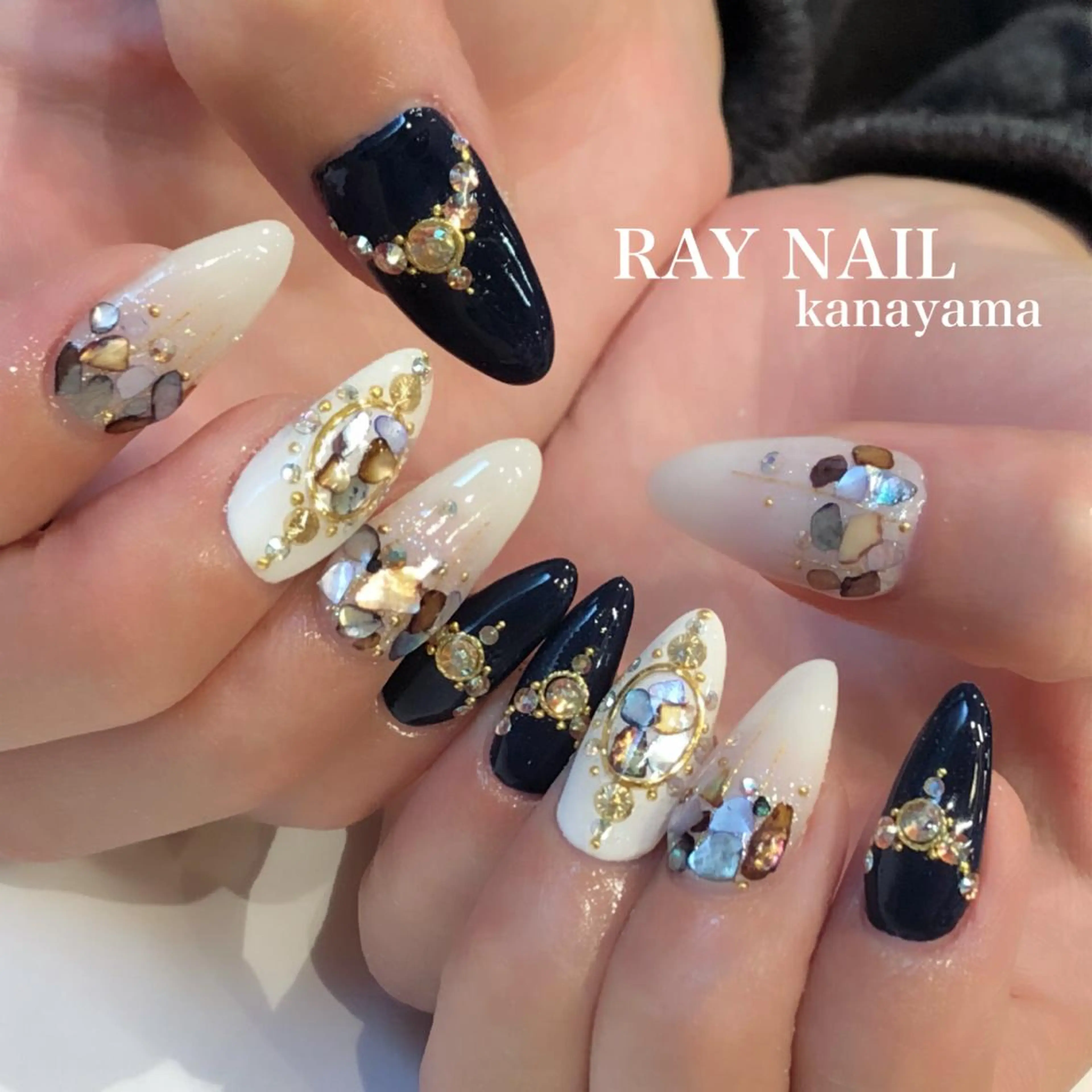 ネイル ストーンネイル Arowa 伊田のネイルデザイン