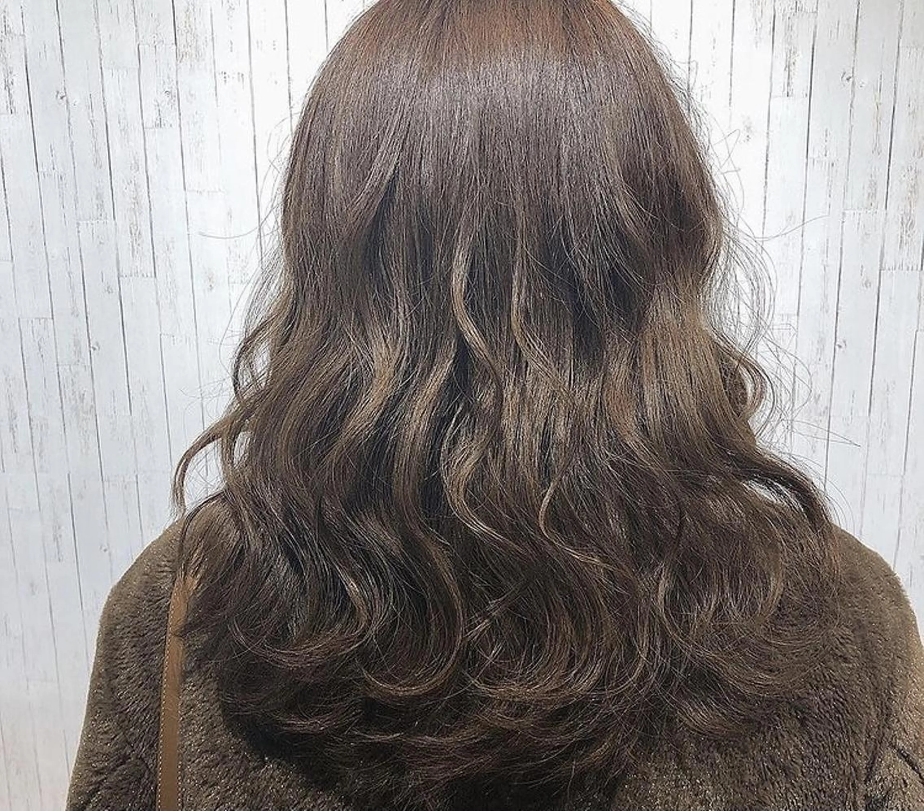 ミディアム カぺリベラ グラマラス店のヘアスタイル