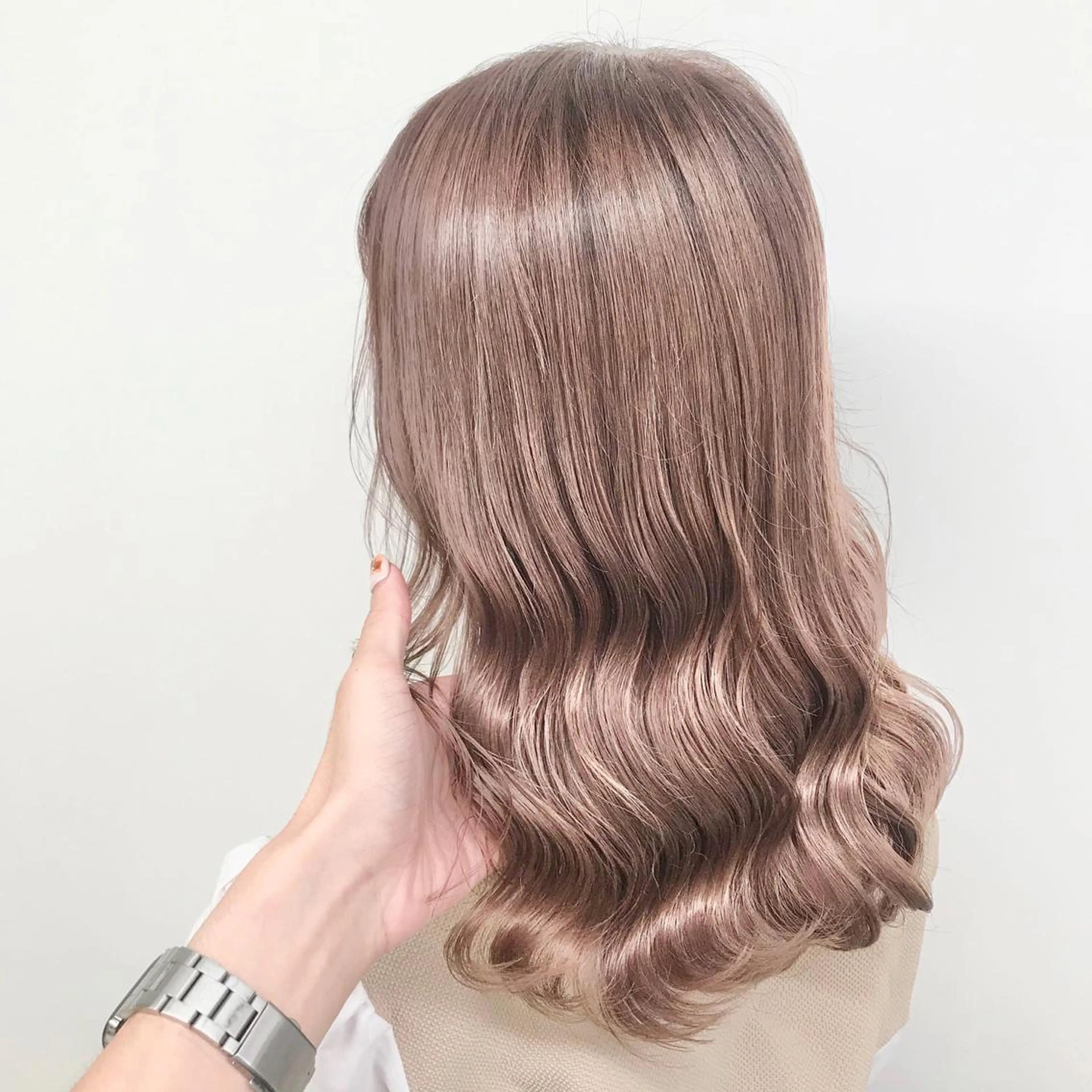 セミロング カラー 🩵ハイトーン 美咲🩵のヘアスタイル