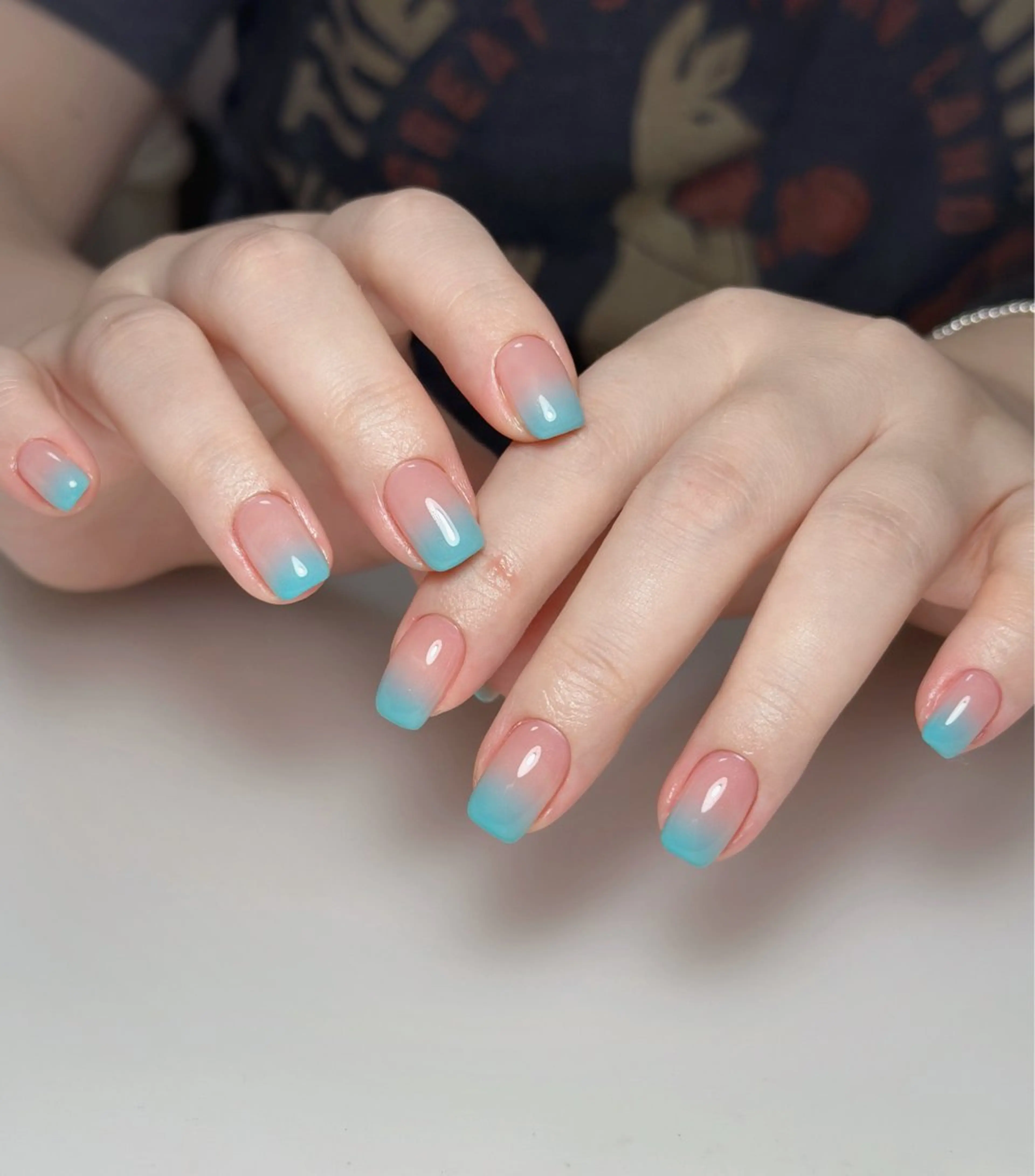 ネイル オーロラネイル 長さ出し フットネイル 韓国ネイル ラメ(グリッター) ハンドネイル 👍thumbs up nail👍のネイルデザイン