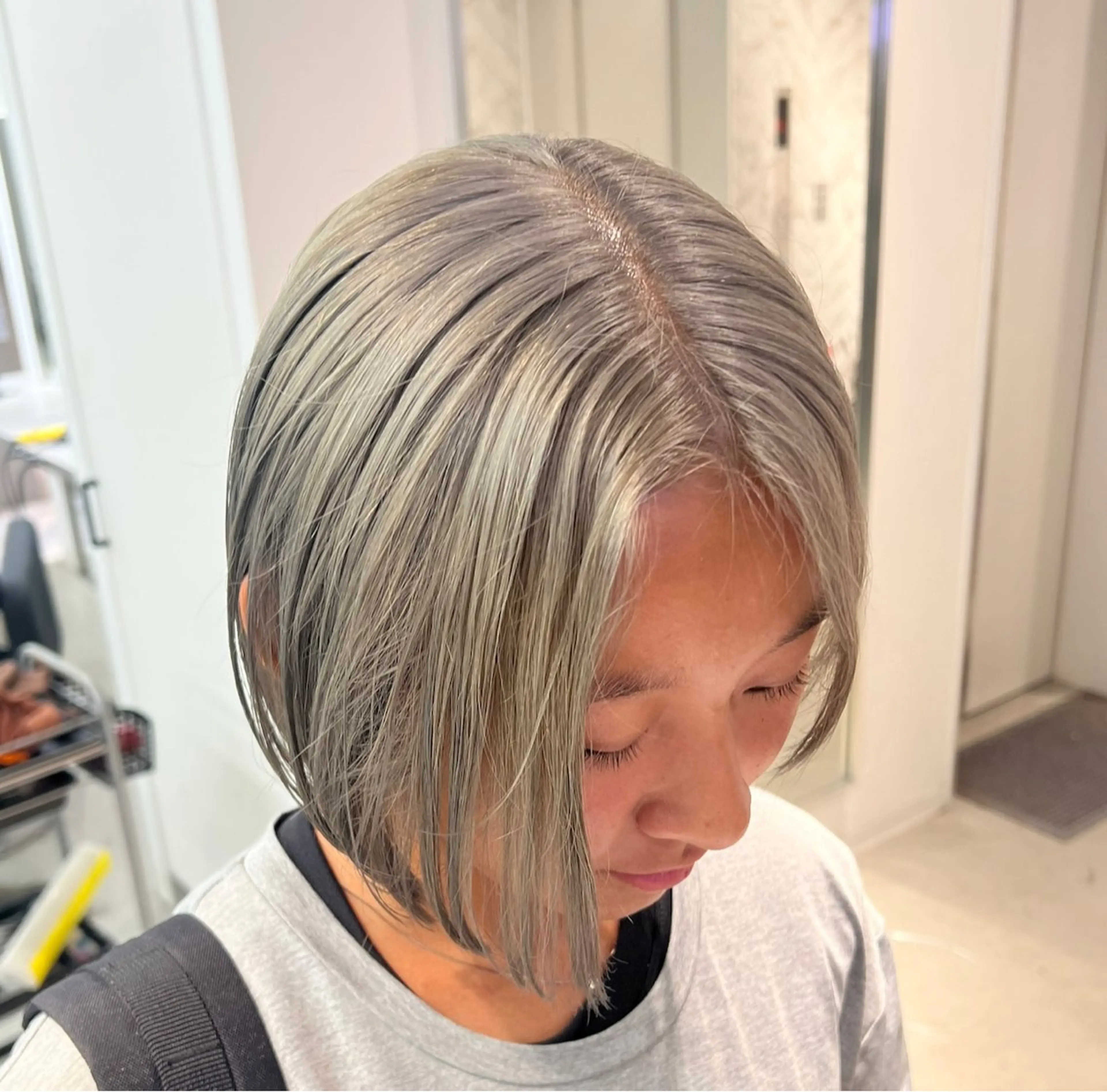 ショート カラー 透明感カラー グレージュ ヘアカラー トリートメント 艶ハイトーン‪‪🔆 ️️️安座間 希のヘアスタイル