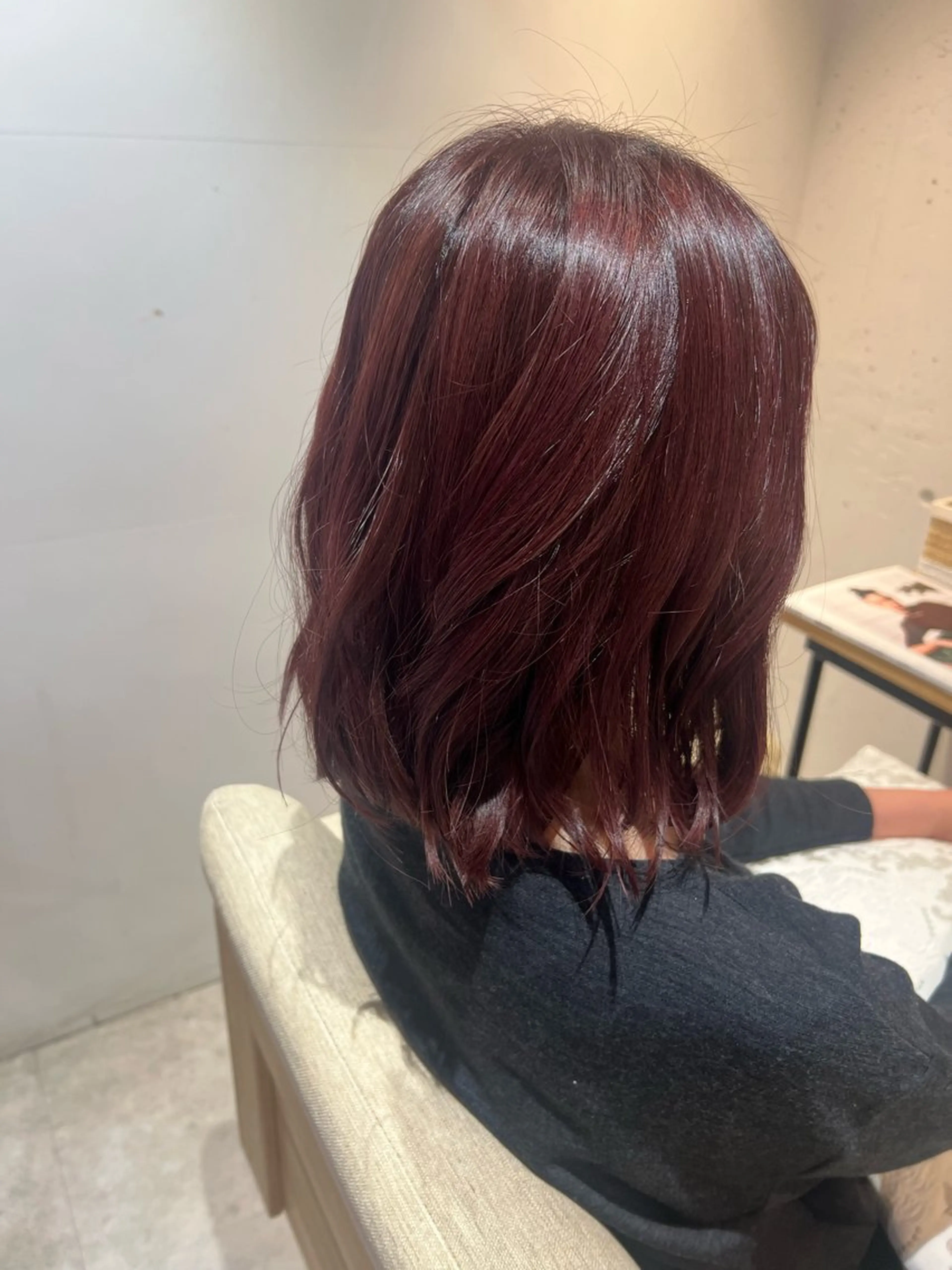ミディアム カラー ブラウンカラー カシス ピンクカラー ピンクブラウン ブルームヘアデザイン かこ。のヘアスタイル