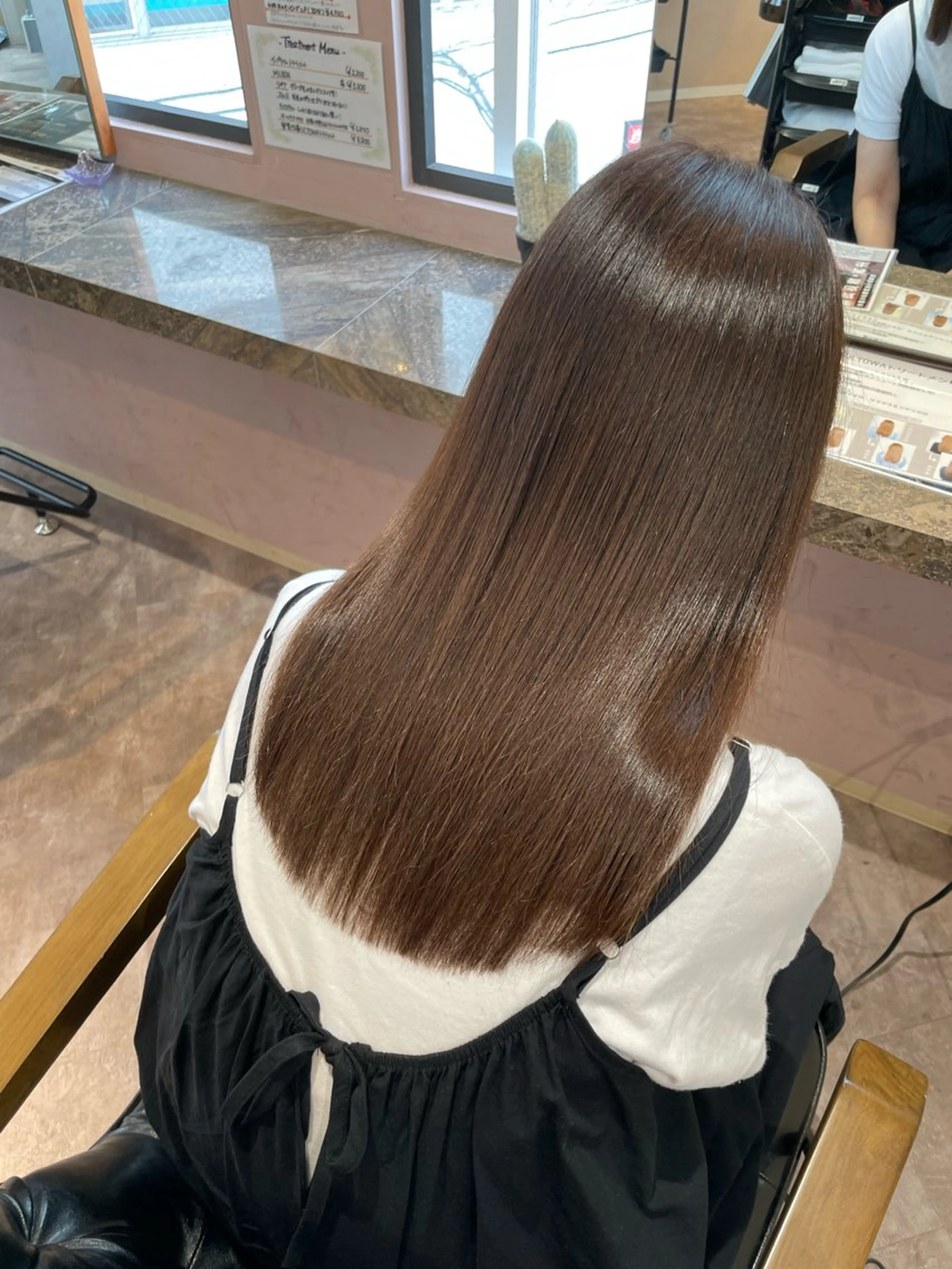 セミロング esse大阪茶屋町店所属・レイヤーカット 新井田陽寿のヘアスタイル