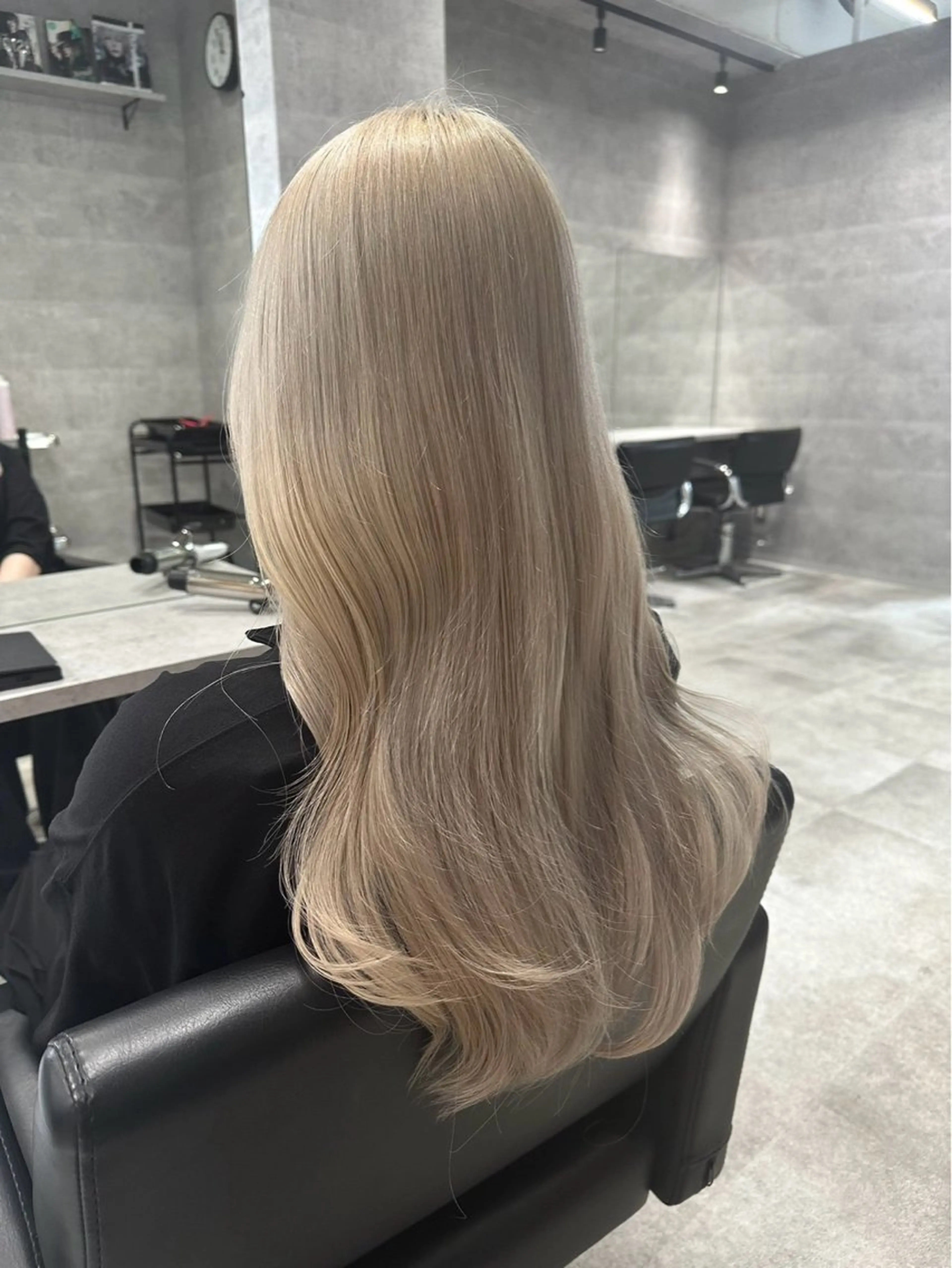 セミロング カラー HOHOMI （ほほみ）のヘアスタイル