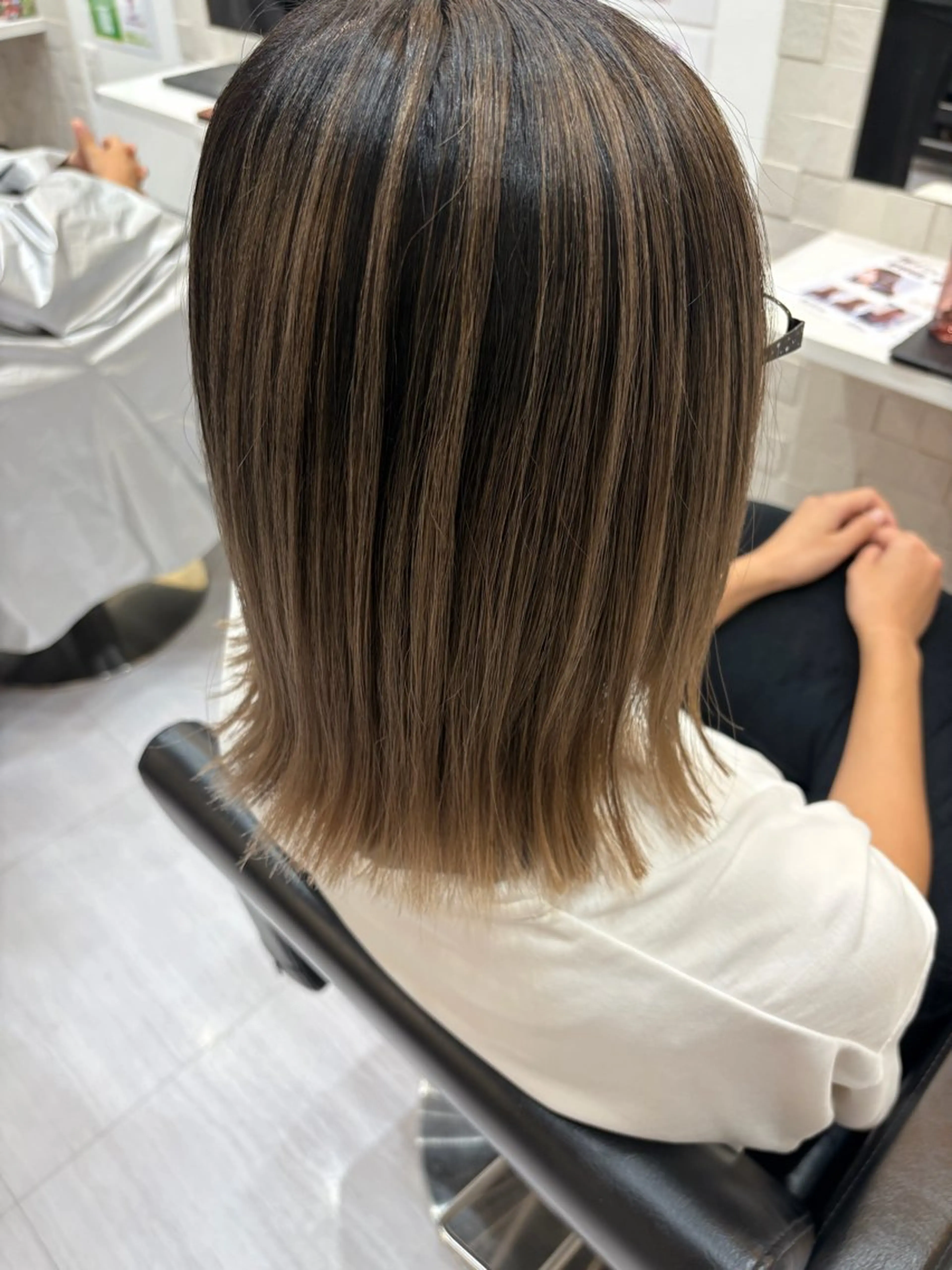 セミロング カラー 岡田 詠のヘアスタイル