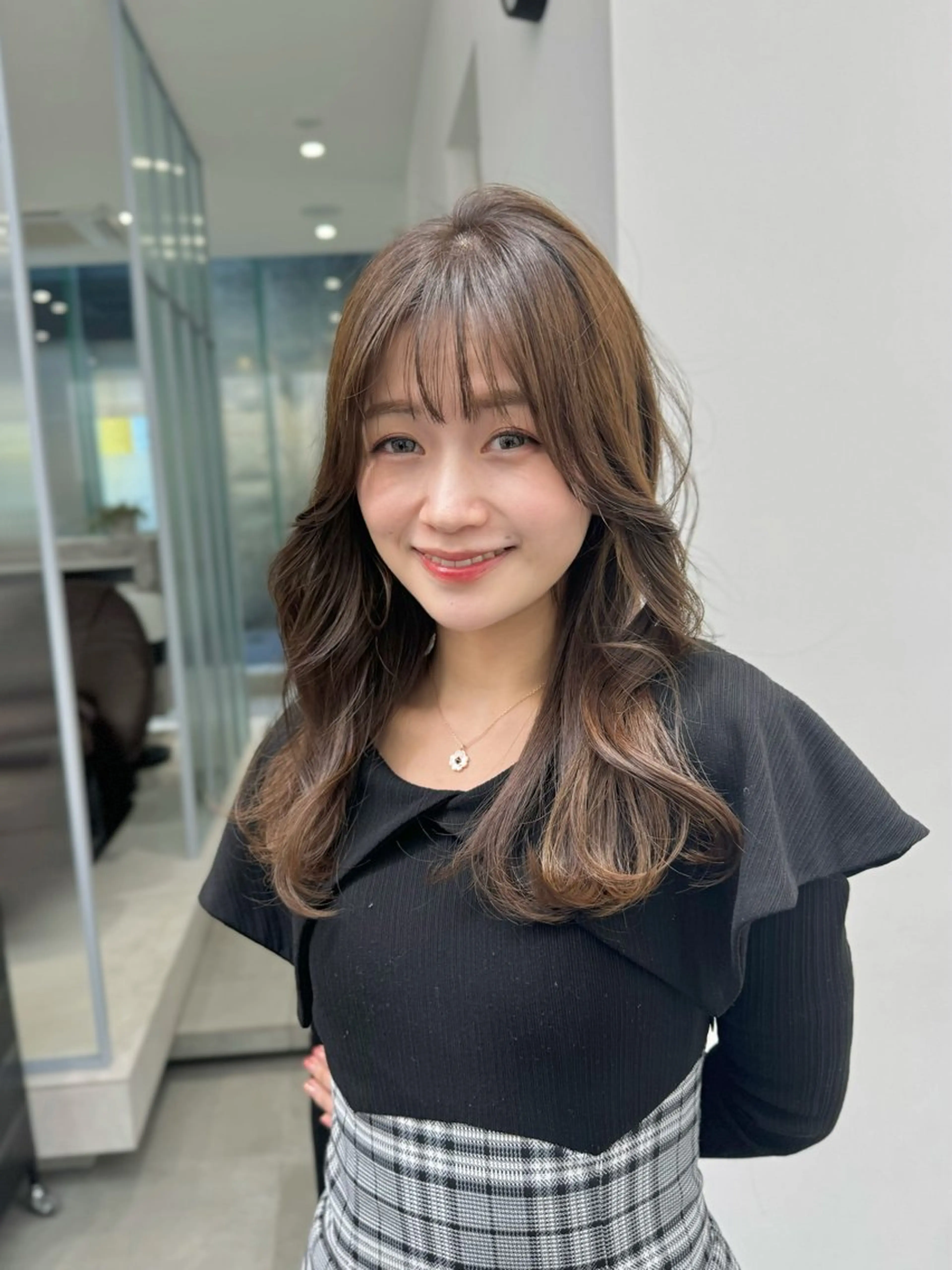 ロング くびれヘア レイヤーカット ブリーチなし 寒色カラーのヘアスタイル