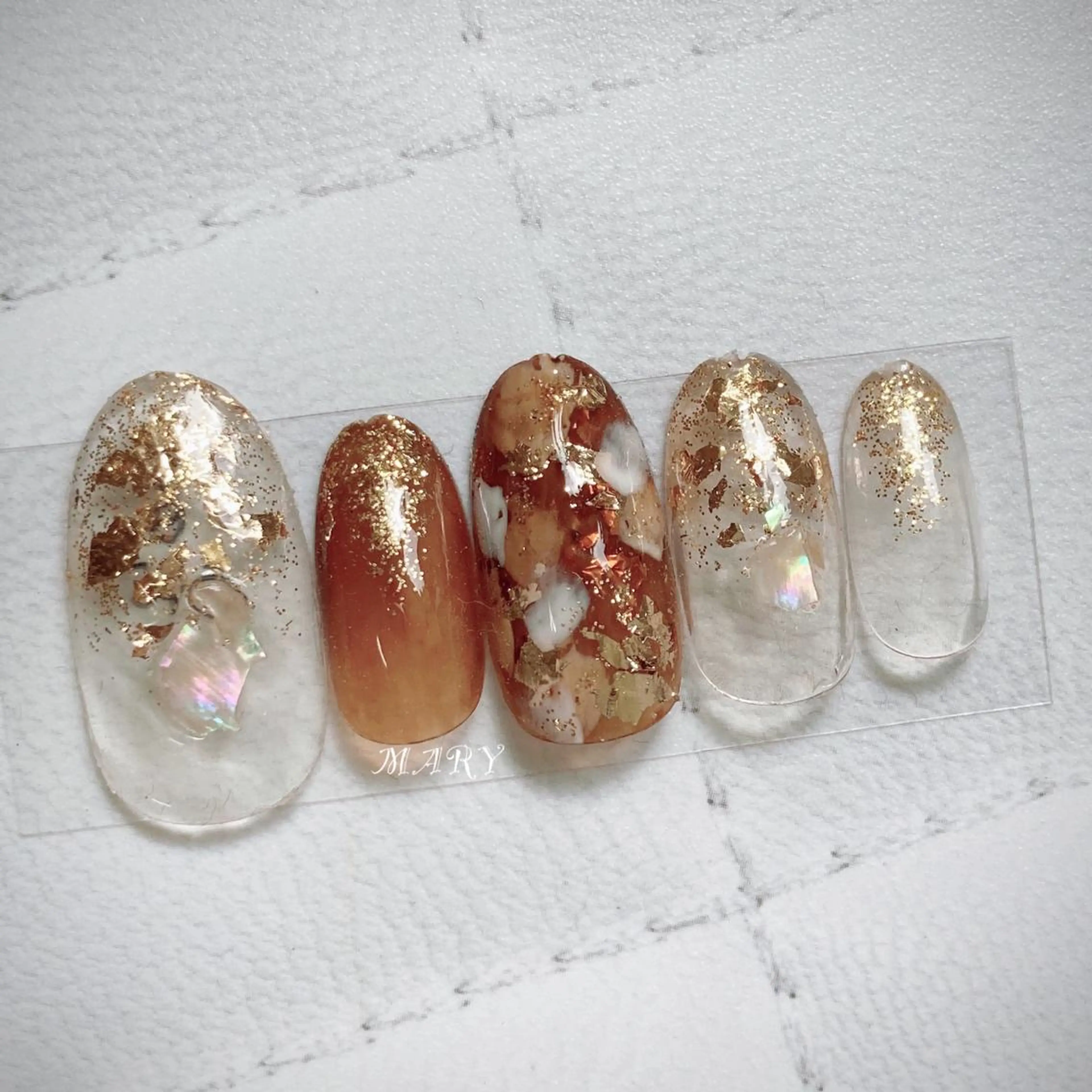ネイル ブラウン ゴールド キラキラネイル ニュアンスネイル ワンカラーネイル ハンドネイル Mary nail .narumiのネイルデザイン