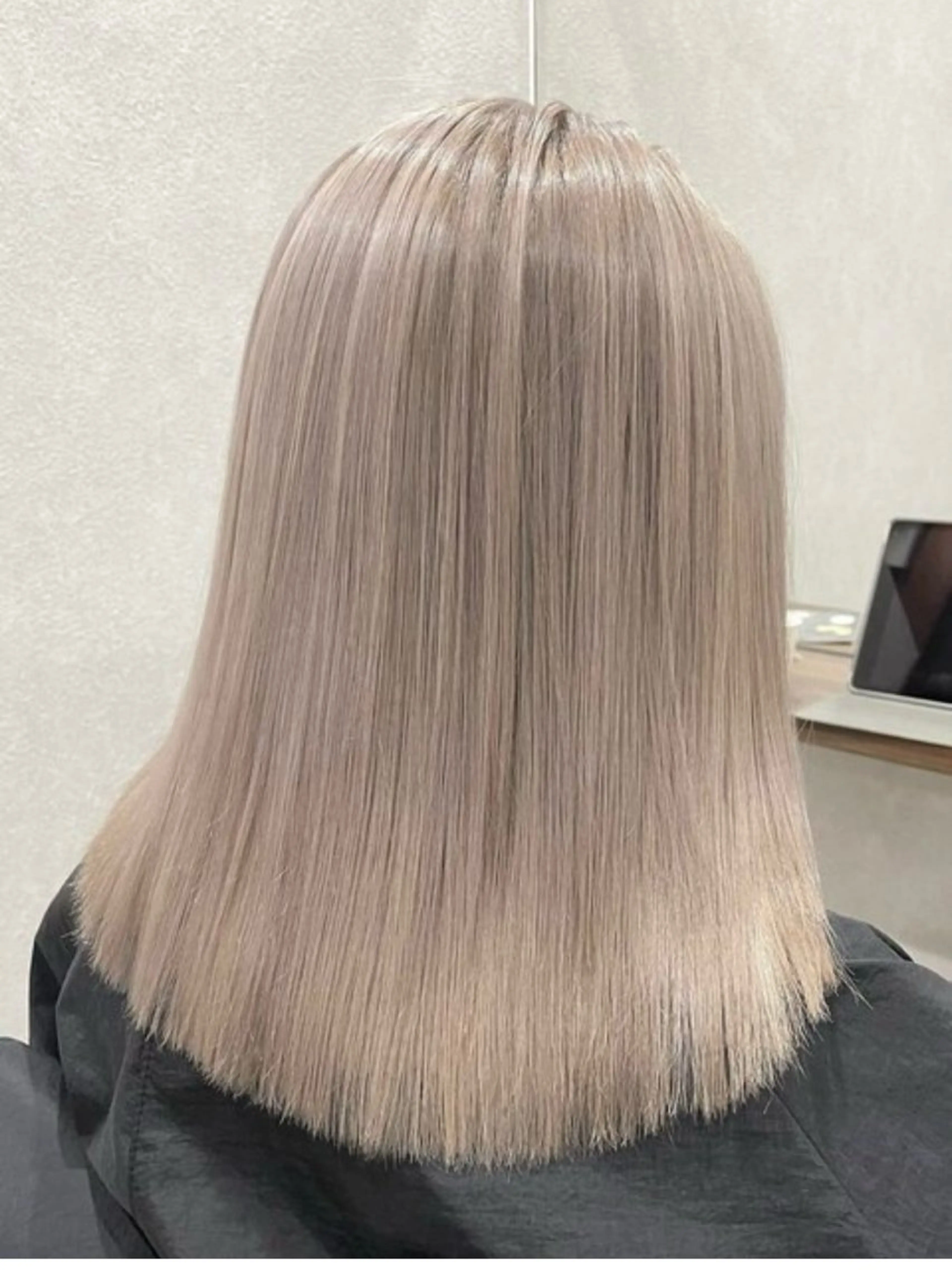 ミディアム カラー ベージュカラー ミルクティーベージュ Mëw &のヘアスタイル