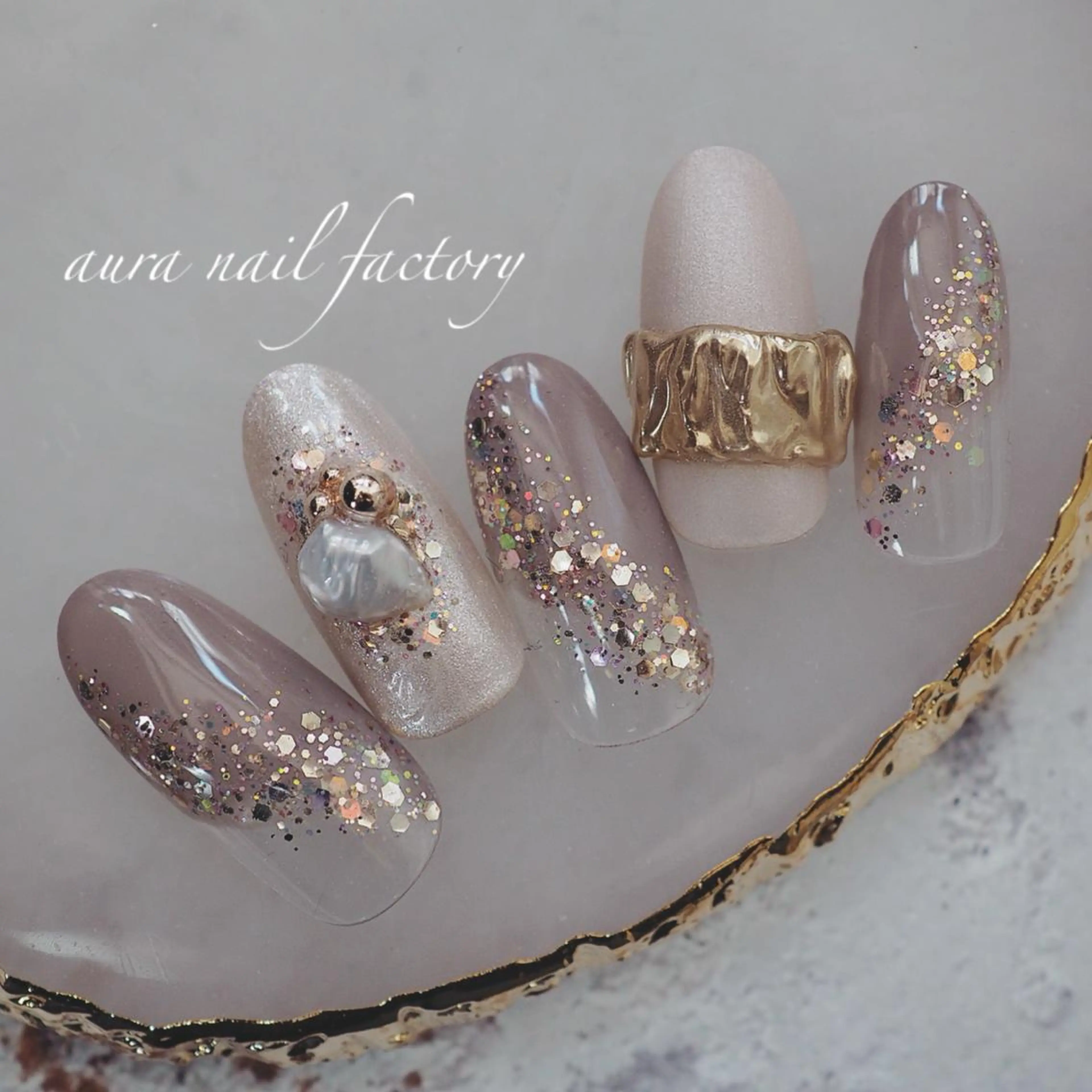 ショート カラー ネイル ニュアンスネイル 赤色 赤羽 aura 深爪を断らない✨のネイルデザイン