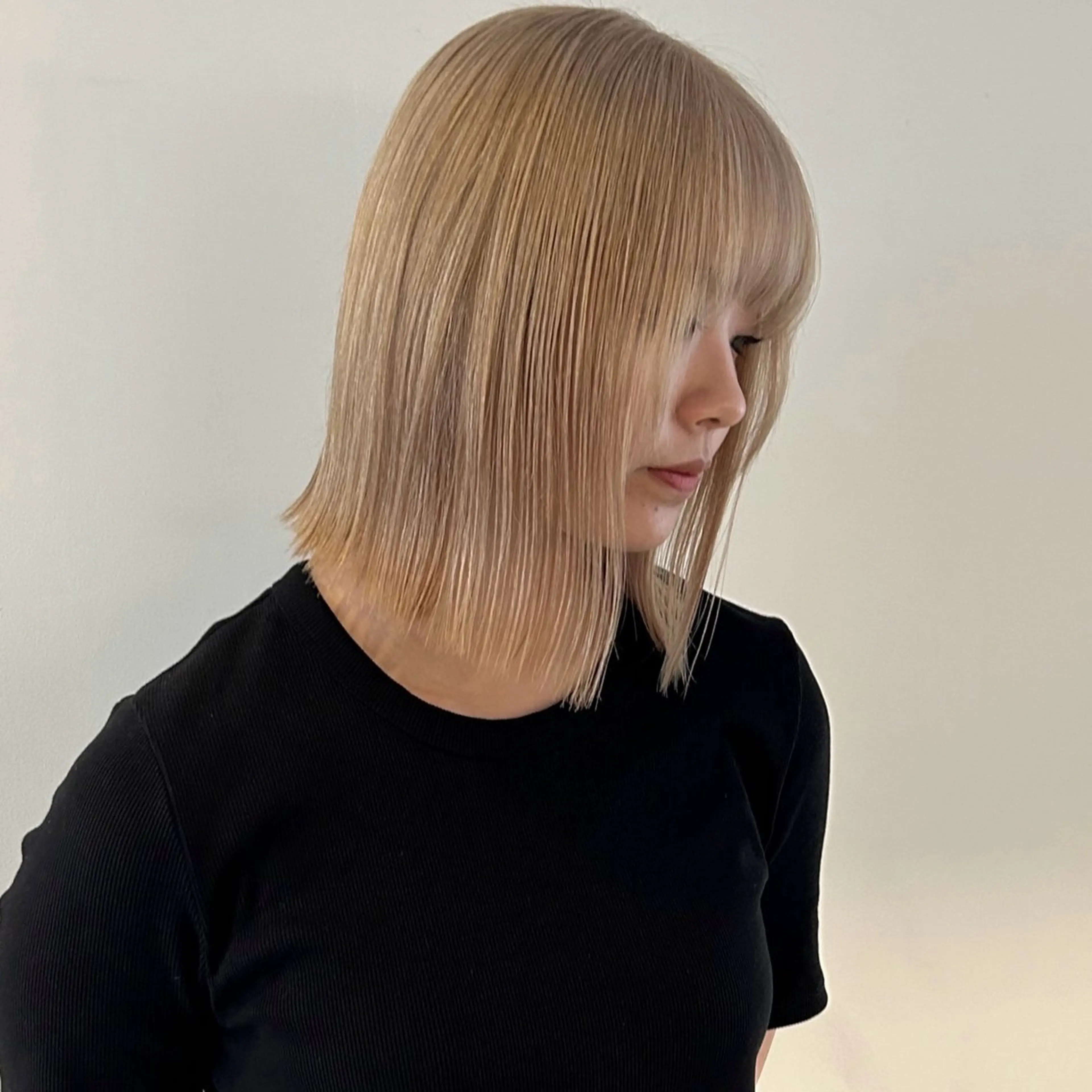 ミディアム カラー ブリーチ ブロンド ケアブリーチ 透明感カラー ハイトーンカラー nonoka オリーブ/レイヤーのヘアスタイル