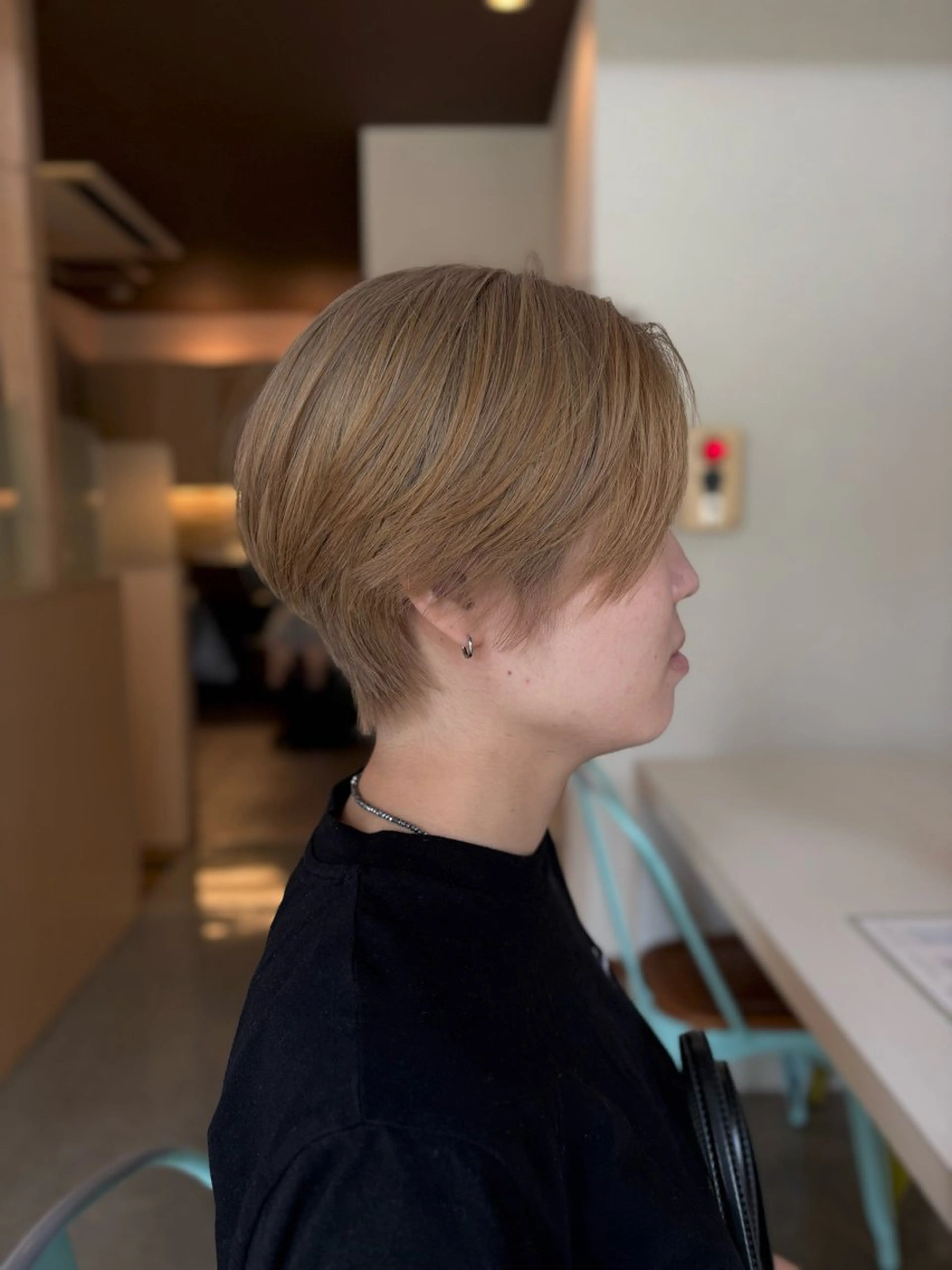 ショート カラー ベージュカラー ブリーチ ミルクティーベージュ ヘアカラー 小山内 一馬のヘアスタイル