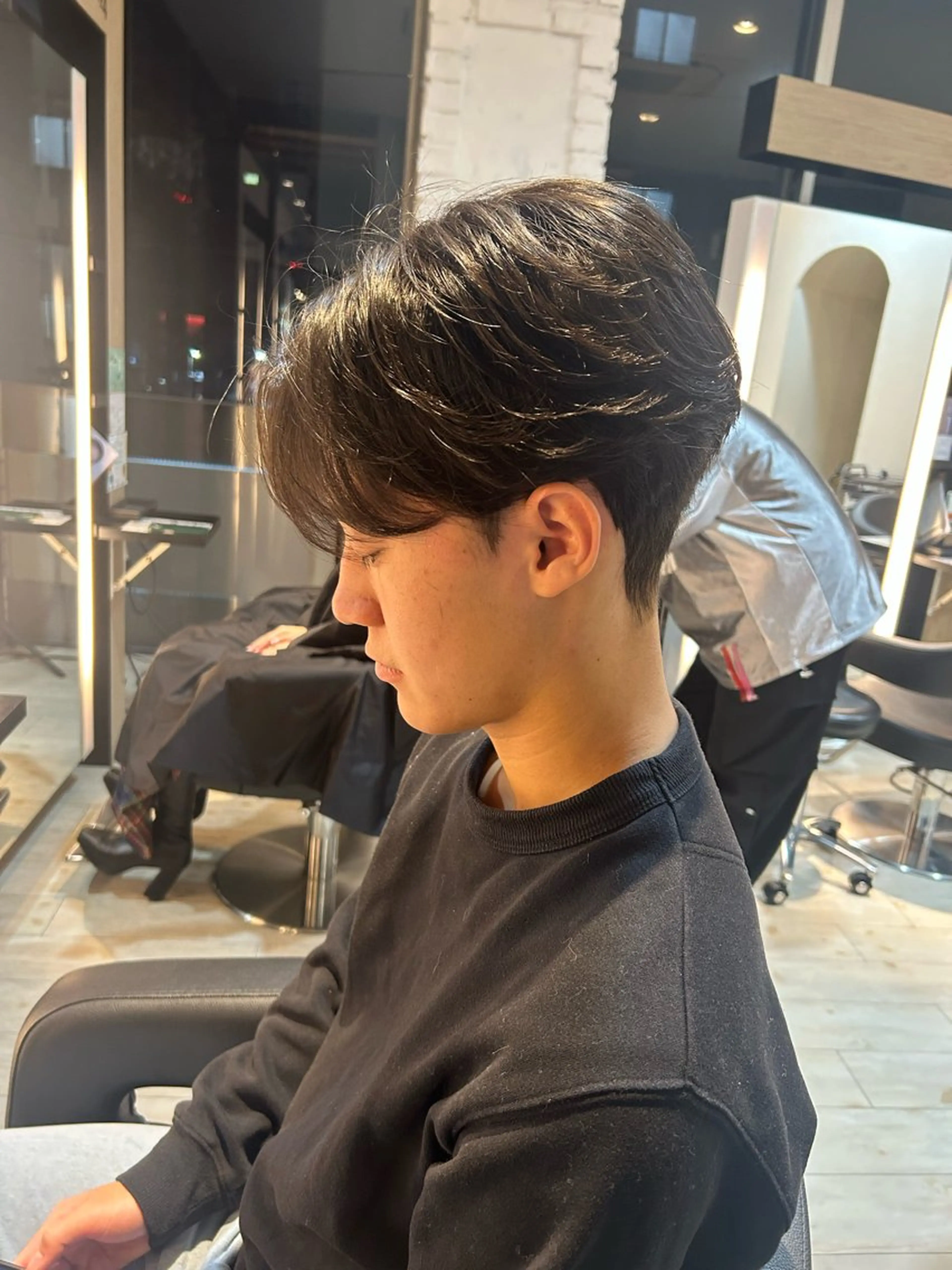 メンズ ダウンパーマ メンズ韓国風 メンズパーマ カット パーマ 有働由良／ハイトーン ／韓国メンズヘアのヘアスタイル