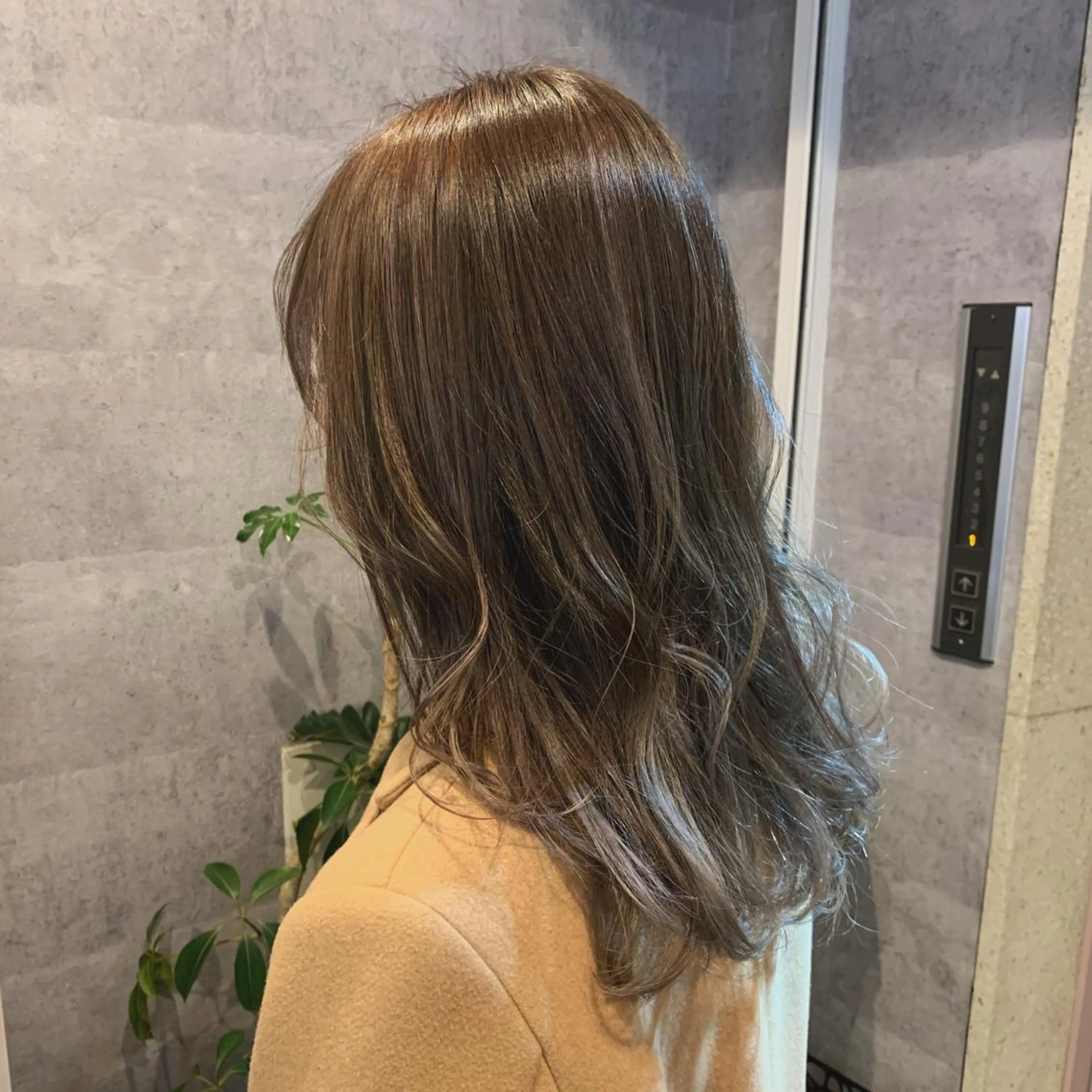 セミロング カラー ベージュカラー ハイライトカラー ハイライト 今野 美栄のヘアスタイル