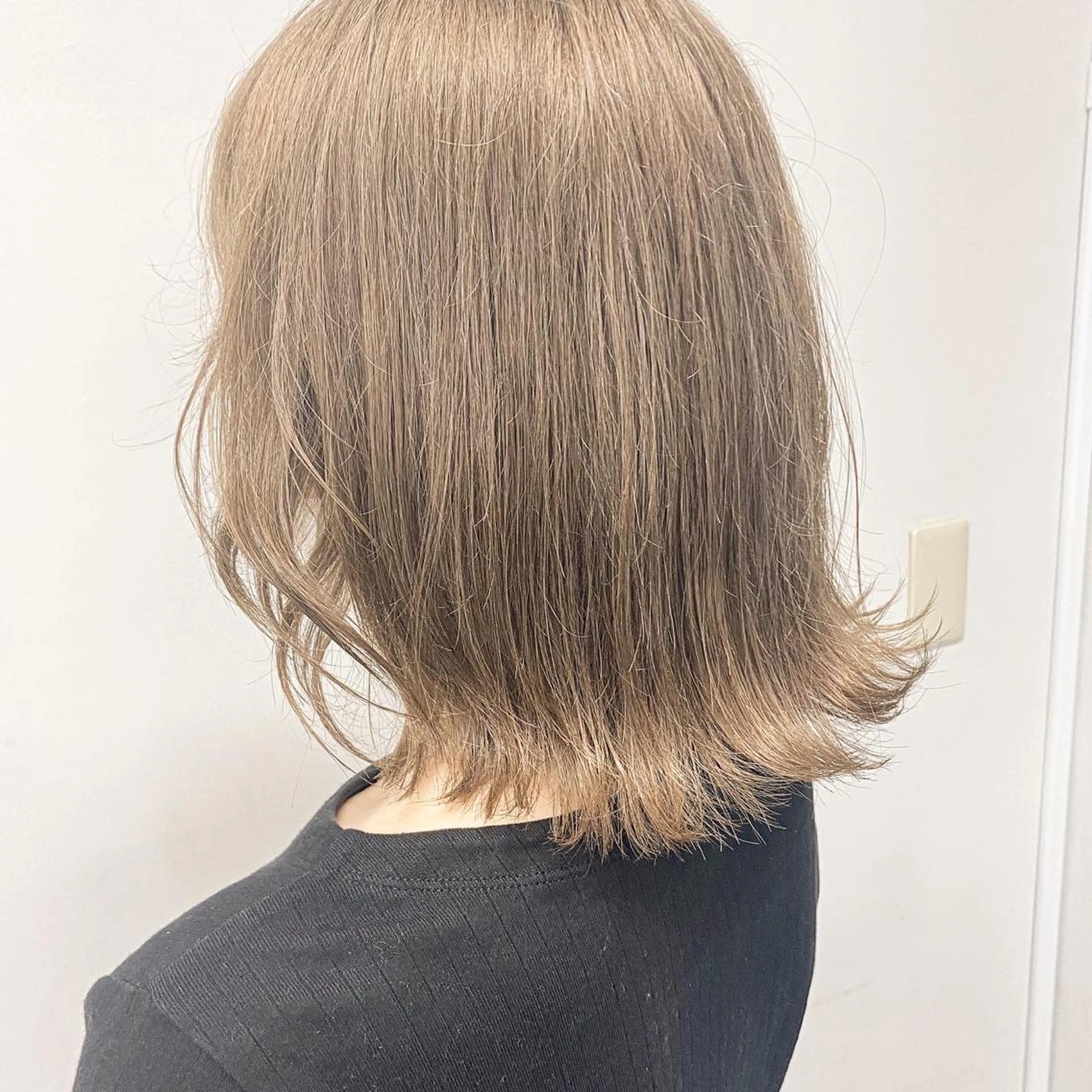 ミディアム カラー ベージュカラー ハイトーンカラー ミルクティーベージュ ベージュカラー💖 やすひろのヘアスタイル