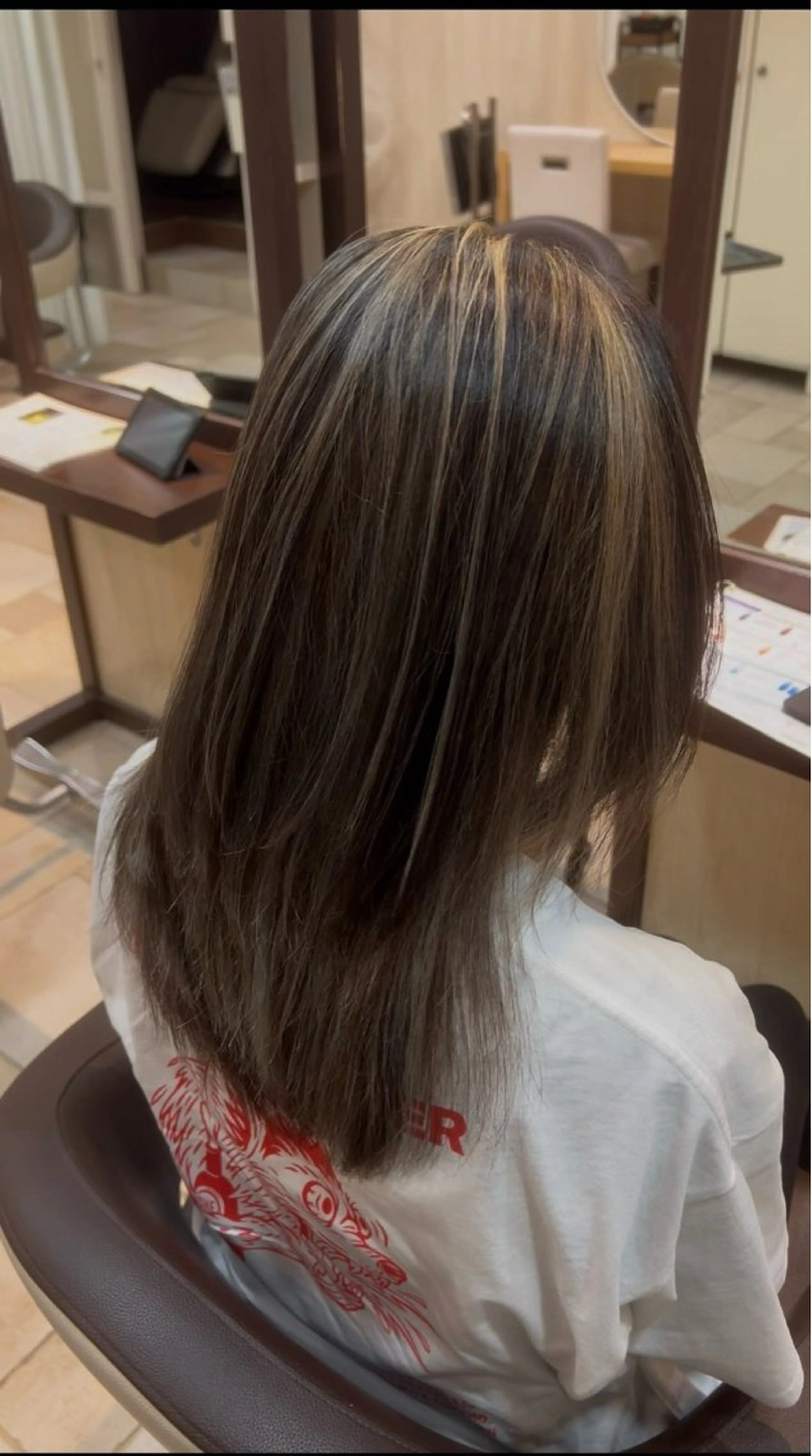 ロング ヘアカラー 脇野 真琴のヘアスタイル