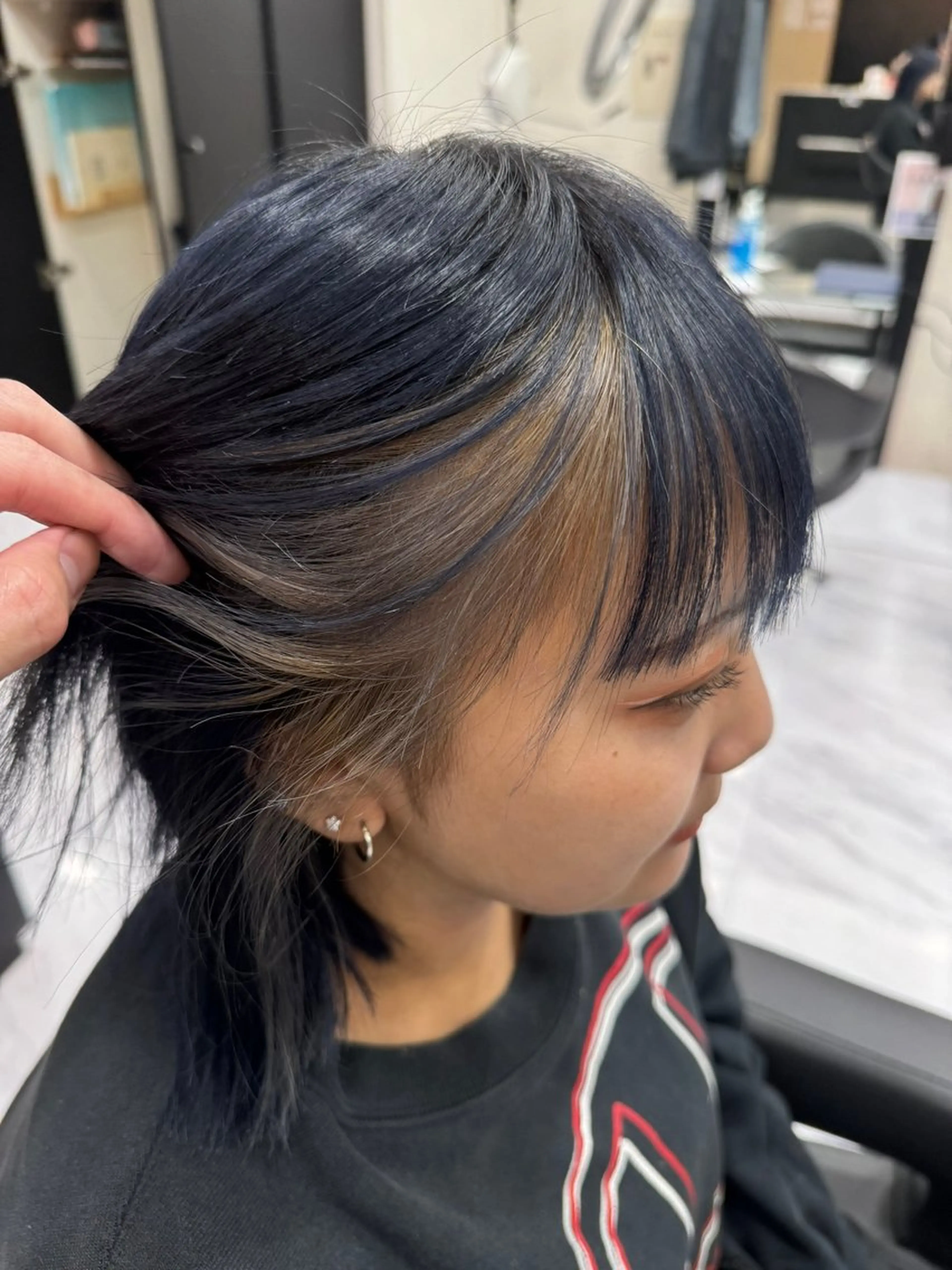 ミディアム カラー ヘアアレンジ 切りっぱなしボブ ミストバング ブリーチ ブルーカラー デザインカラー カット ヘアカラー トリートメント Zina 大宮所属・目黒 碧人のヘアスタイル