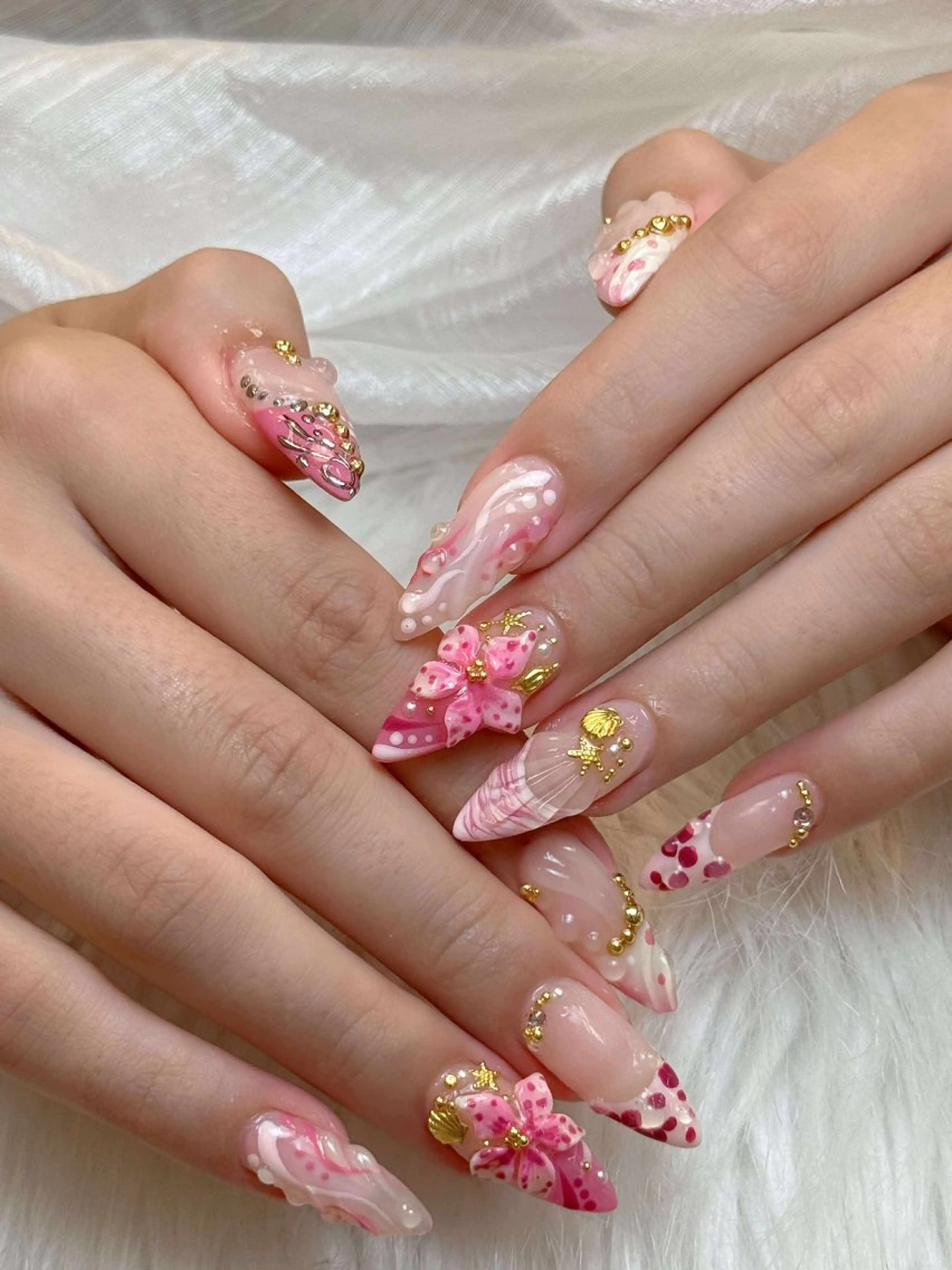 ネイル チークネイル ハート ホログラムネイル ミラーネイル ニュアンスネイル Nie Nail Shinokuboのネイルデザイン