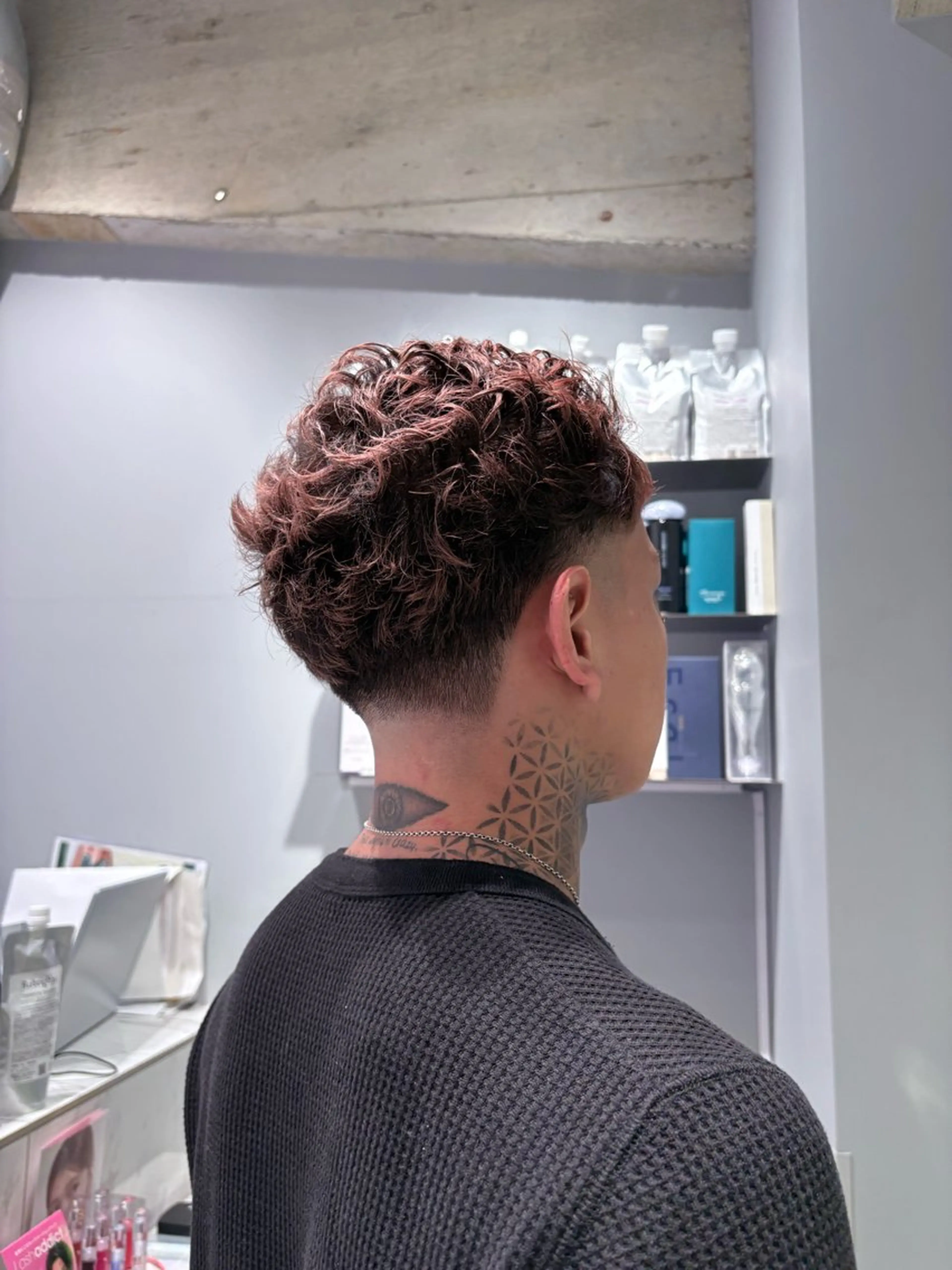 ショート カラー メンズ フェードカット スキンフェード カット パーマ 菜々🫧新宿 透明感ケアブリーチのヘアスタイル