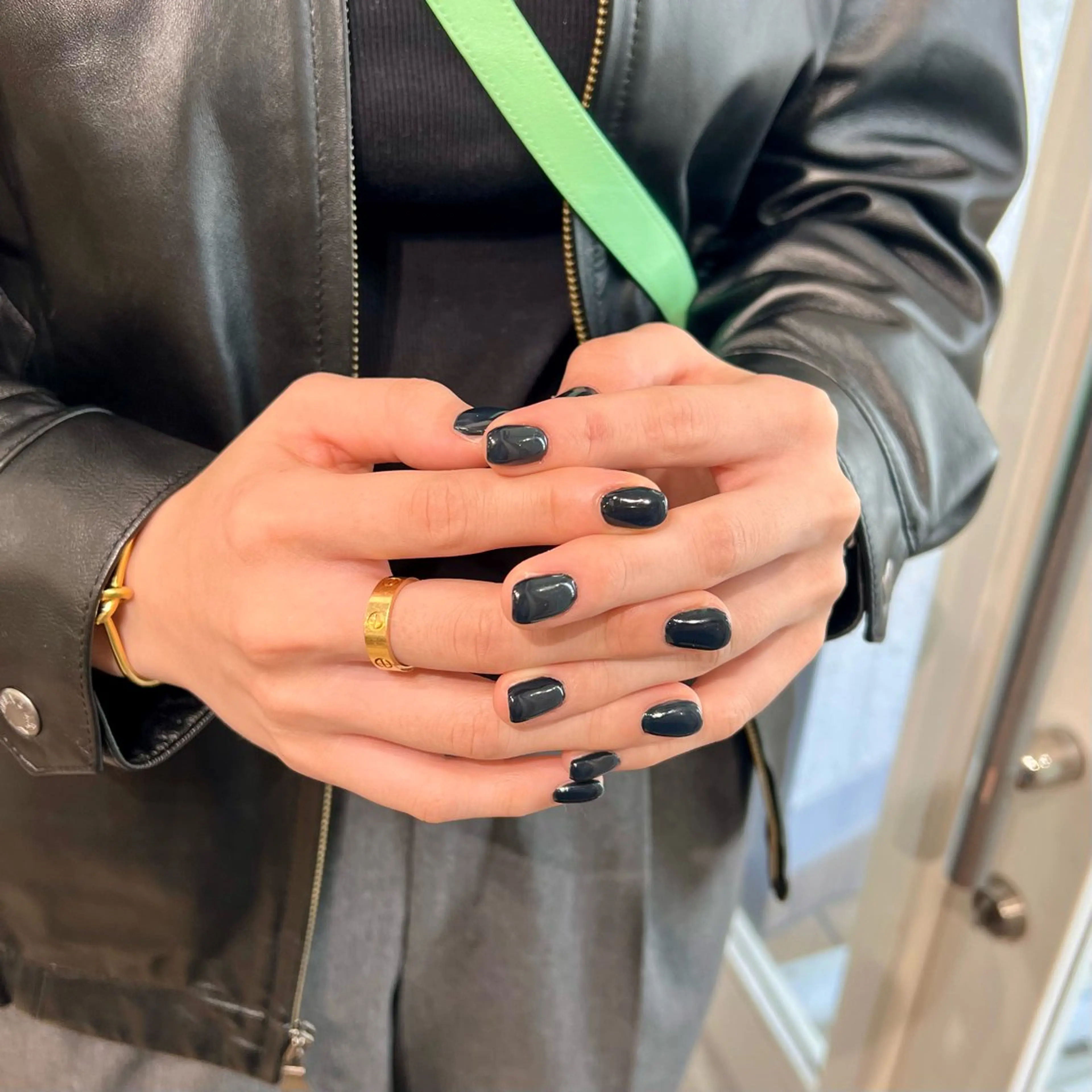 ネイル ジェルネイル ネイビー ワンカラーネイル パラジェル 𝙎𝙚𝙞𝙧𝙖 ☆カット/パーマのヘアスタイル