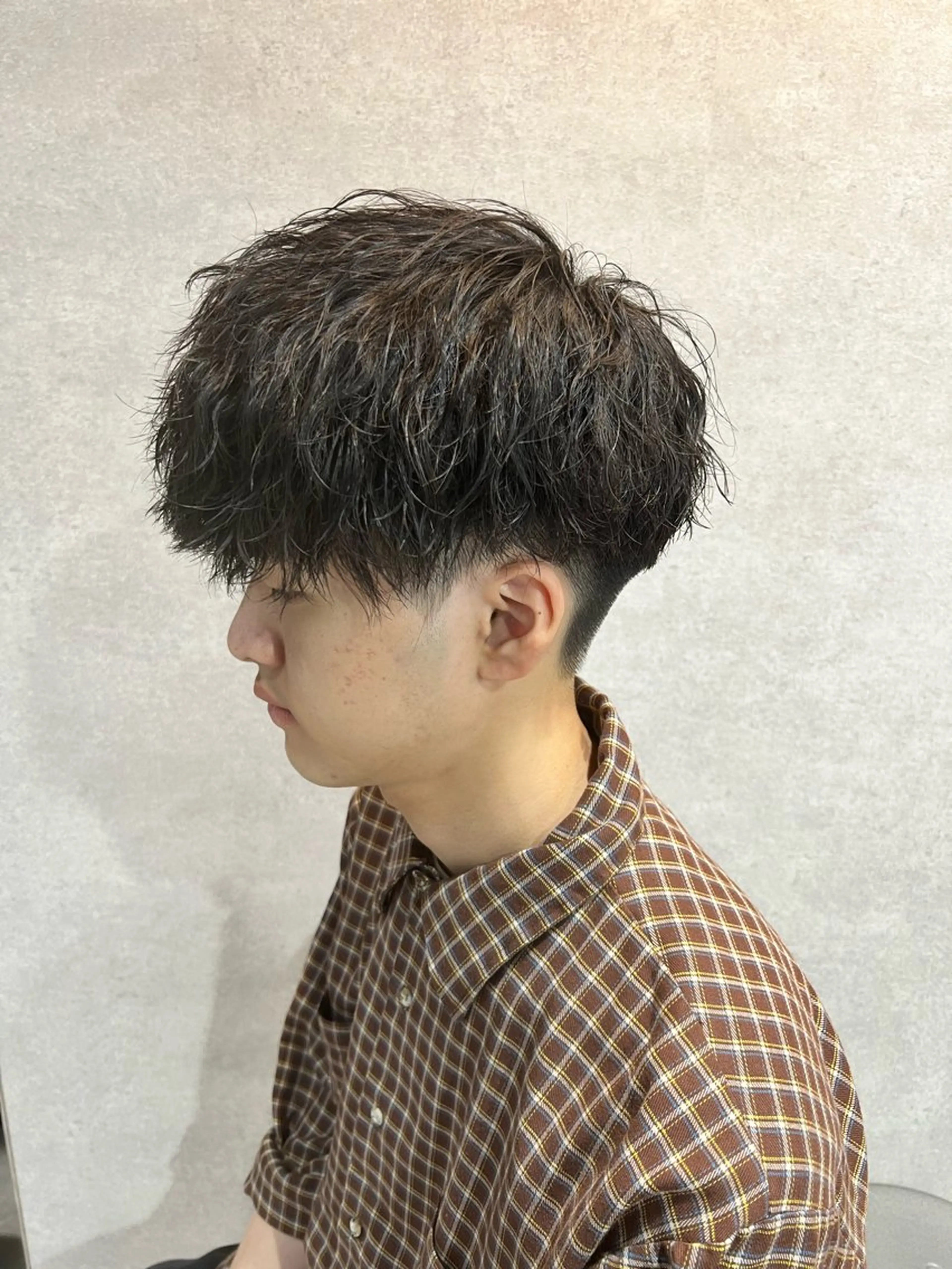 ショート カラー パーマ ヘアアレンジ メンズ センターパート メンズハイライト メンズメッシュ マッシュ メンズパーマ 仕上がり満足度No. 1🔥BLUCK🔥のヘアスタイル