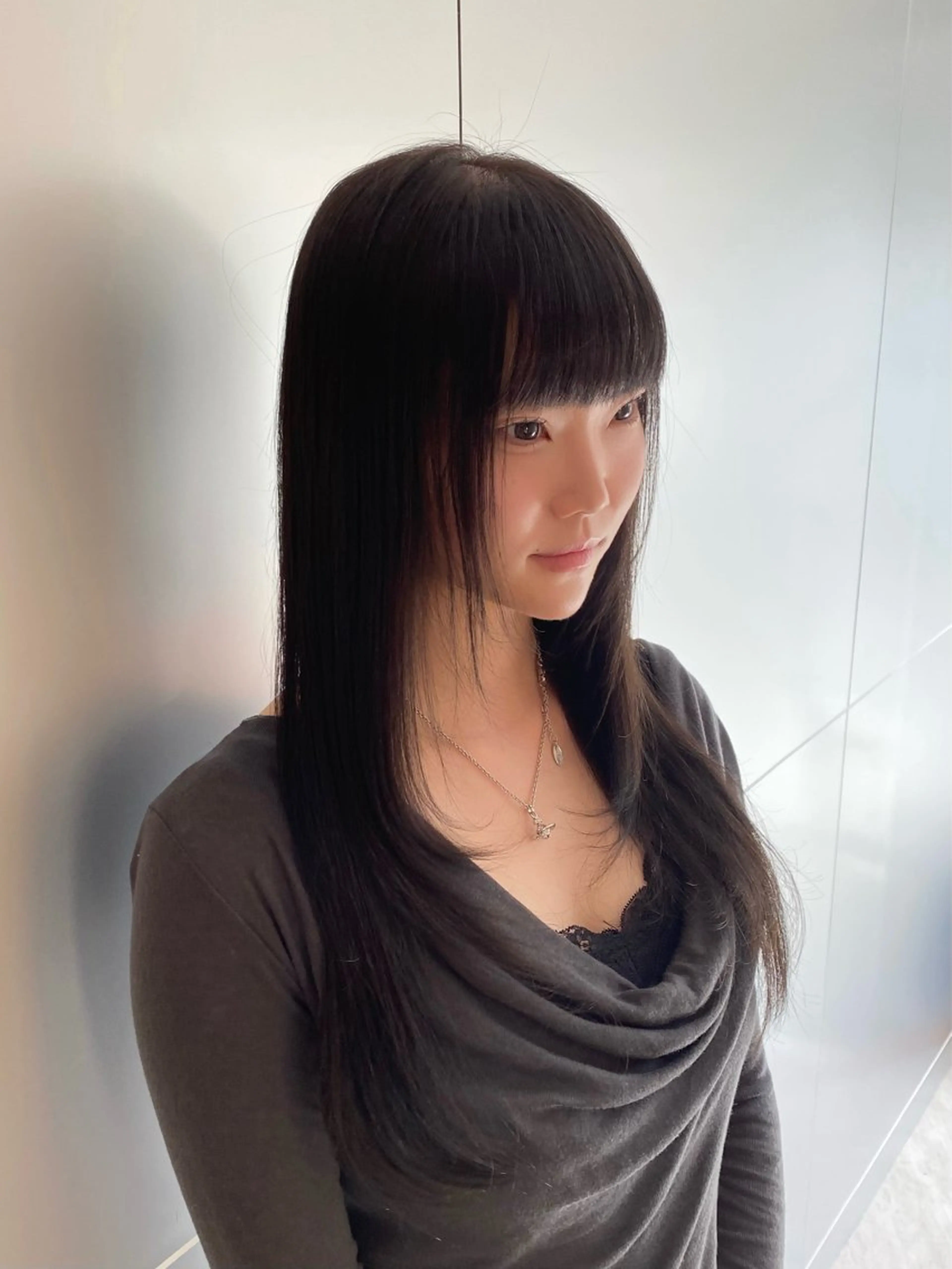 セミロング チョコレートブラウン くびれヘア 顔まわりレイヤー 顔周りカット ヨシンモリ カット ヘアカラー 田邉 偉楓のヘアスタイル