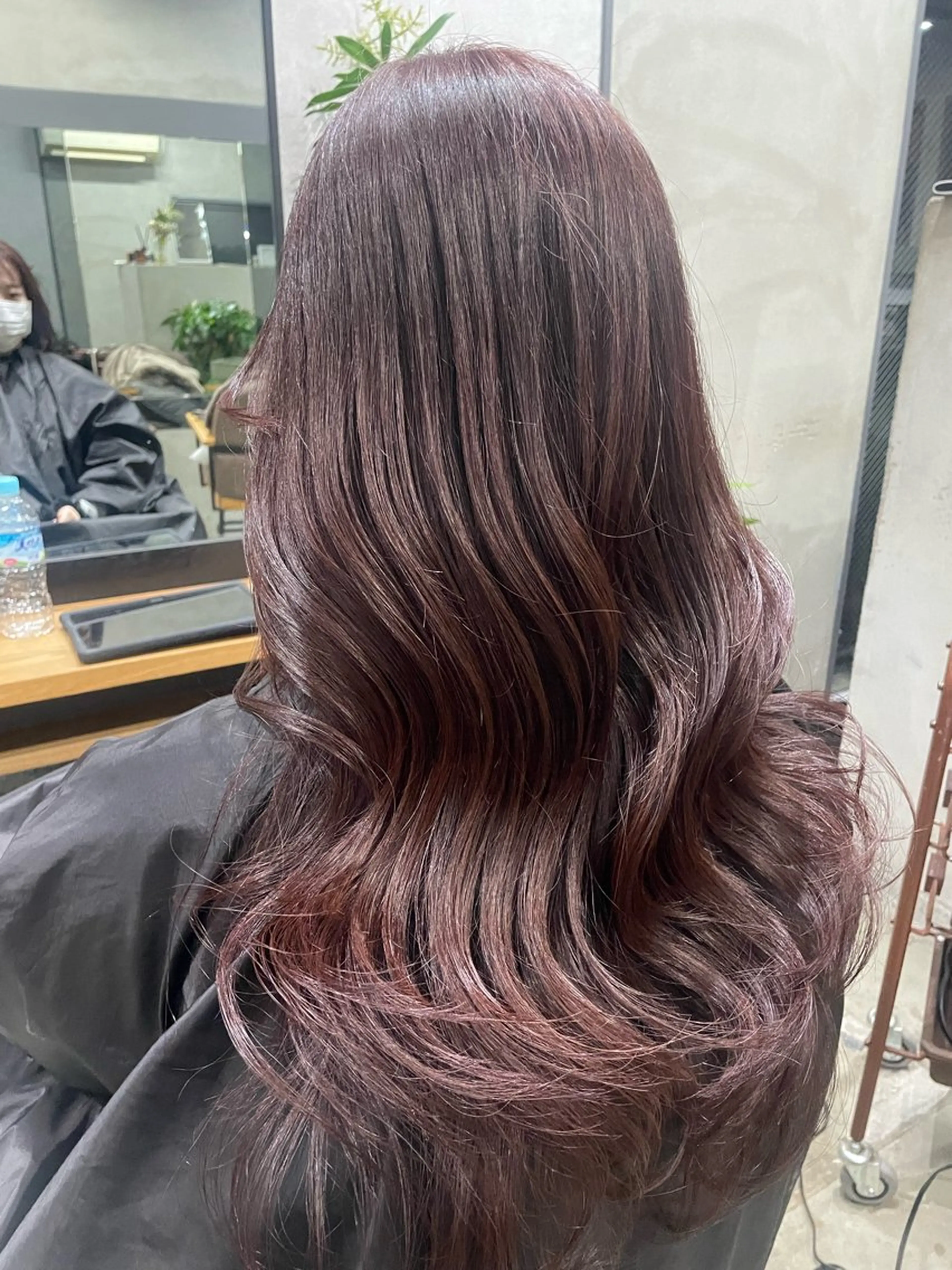 セミロング カラー カシス ピンクカラー AIRI layer cut hairのヘアスタイル