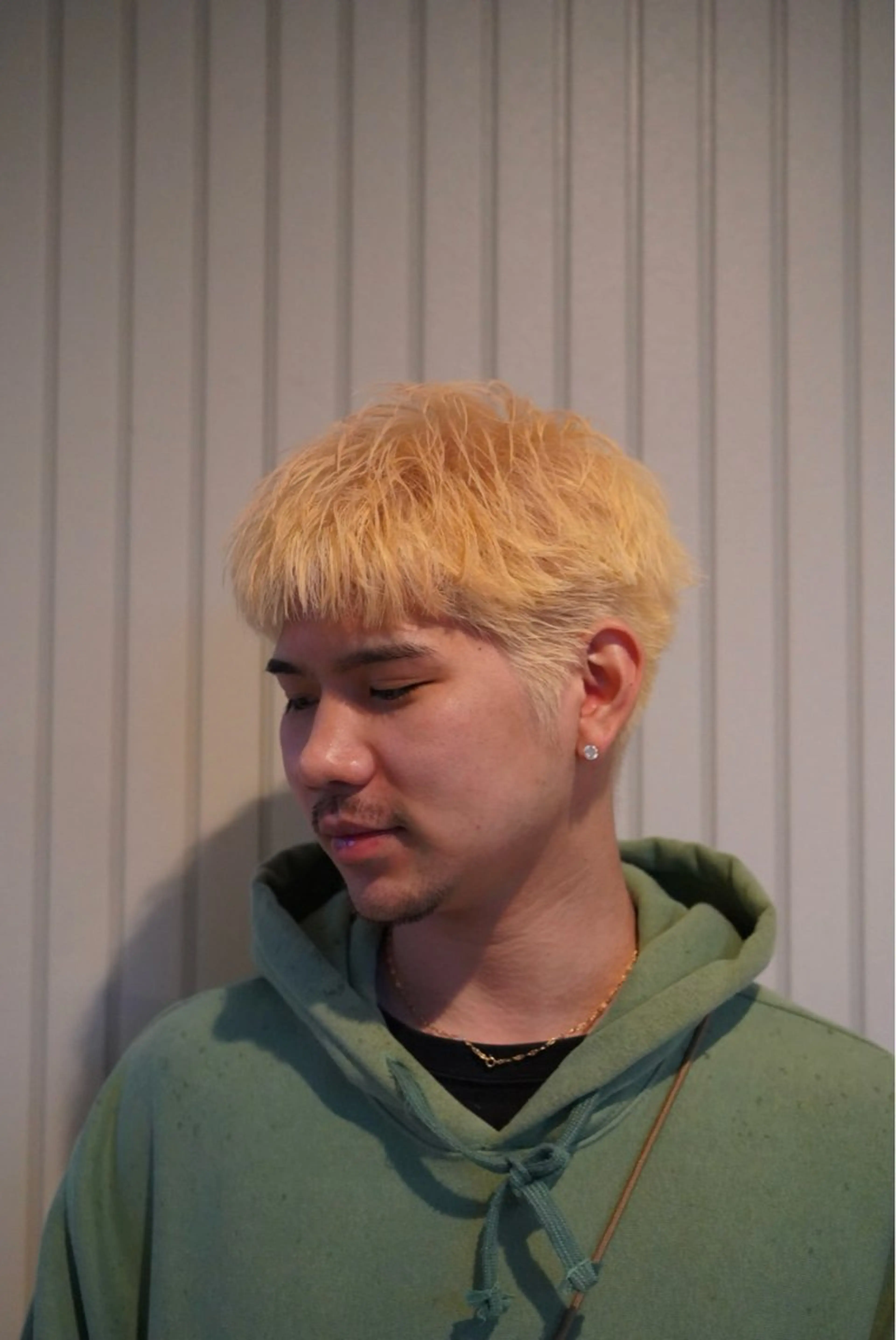 カラー メンズ ブロンド カット ヘアカラー ヘアセット 関 晃哉のヘアスタイル