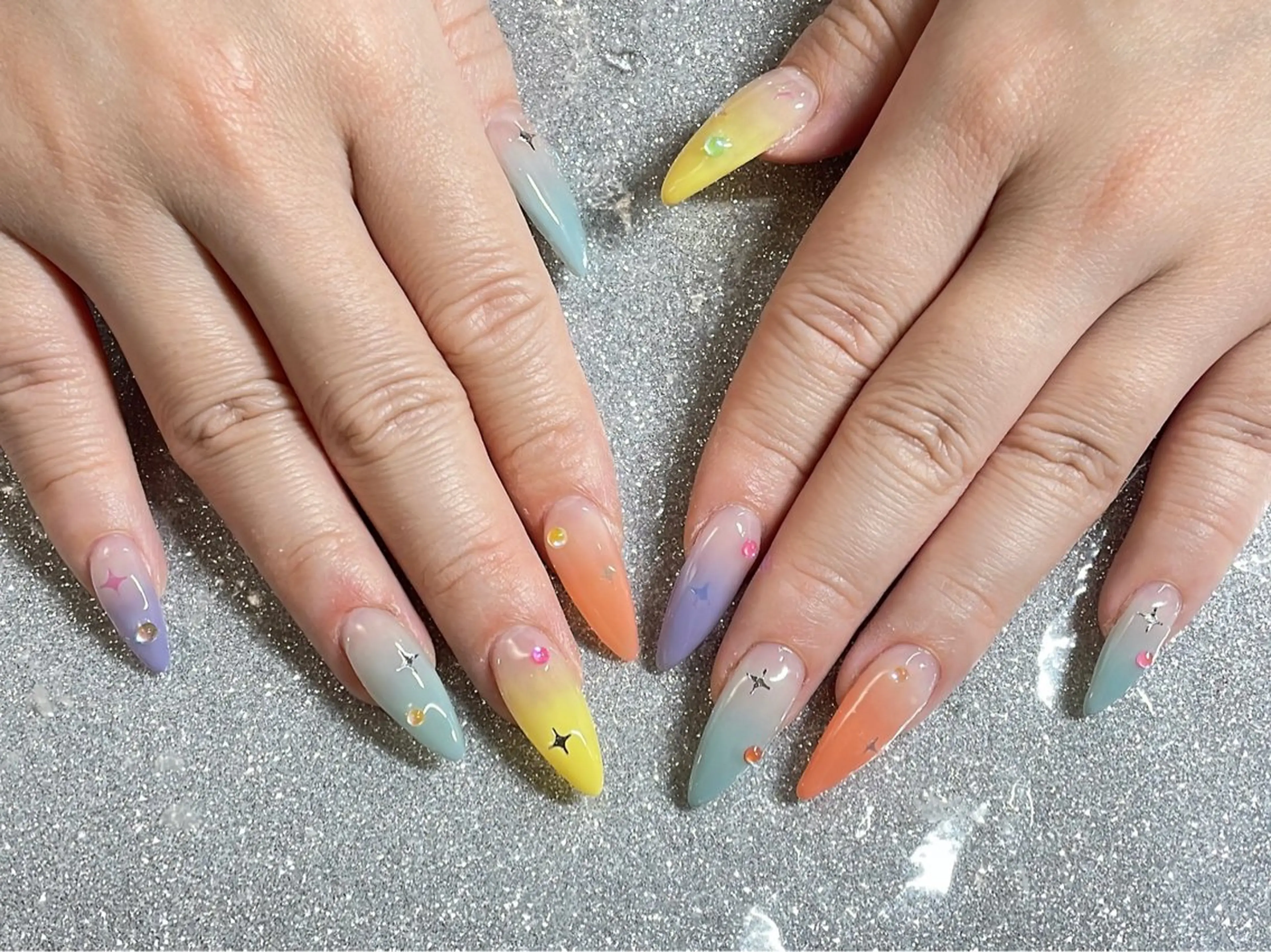 ネイル ハンドネイル VIERU 🌈🎀💖のネイルデザイン