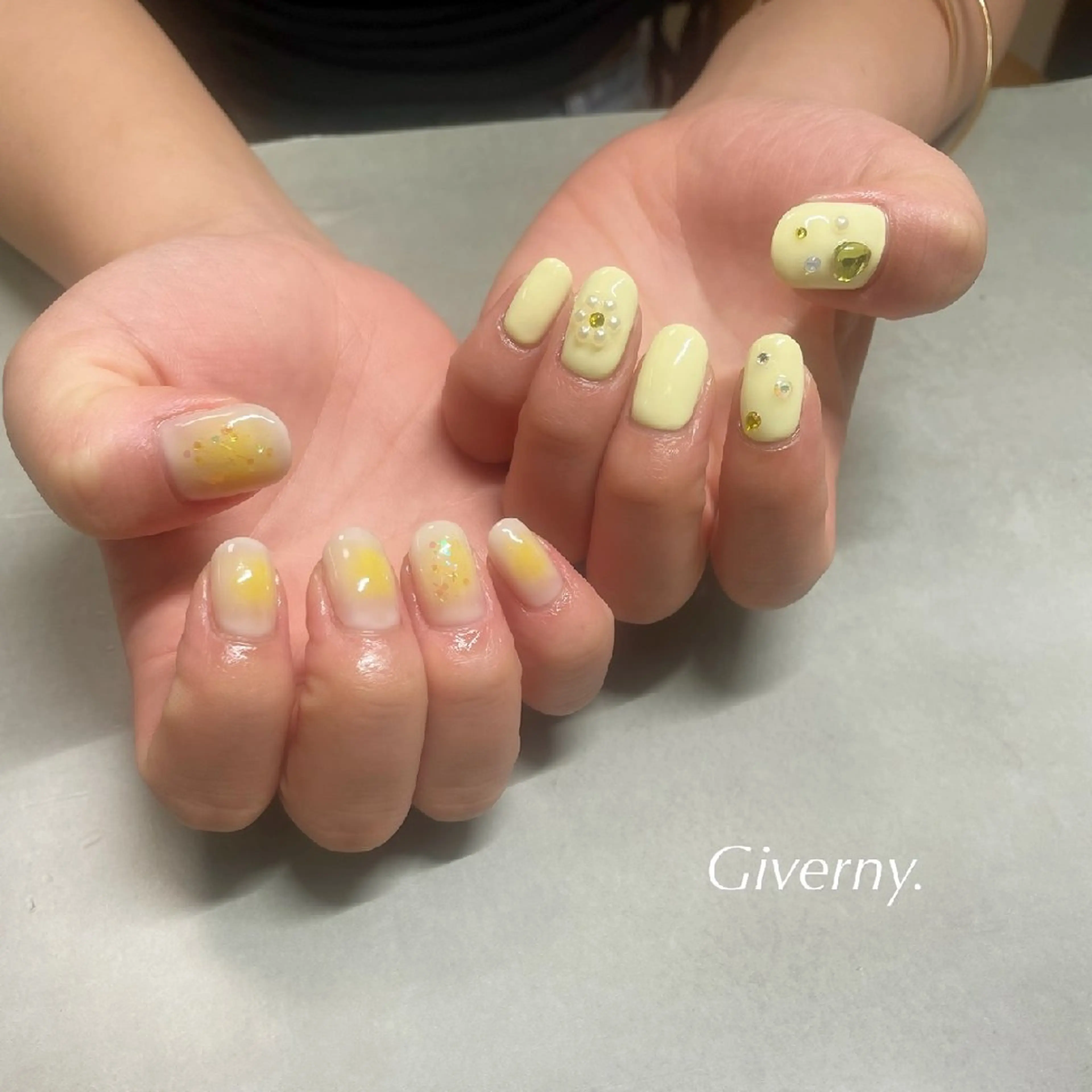 ネイル チークネイル 夏ネイル 黄色 ハンドネイル Giverny .のネイルデザイン