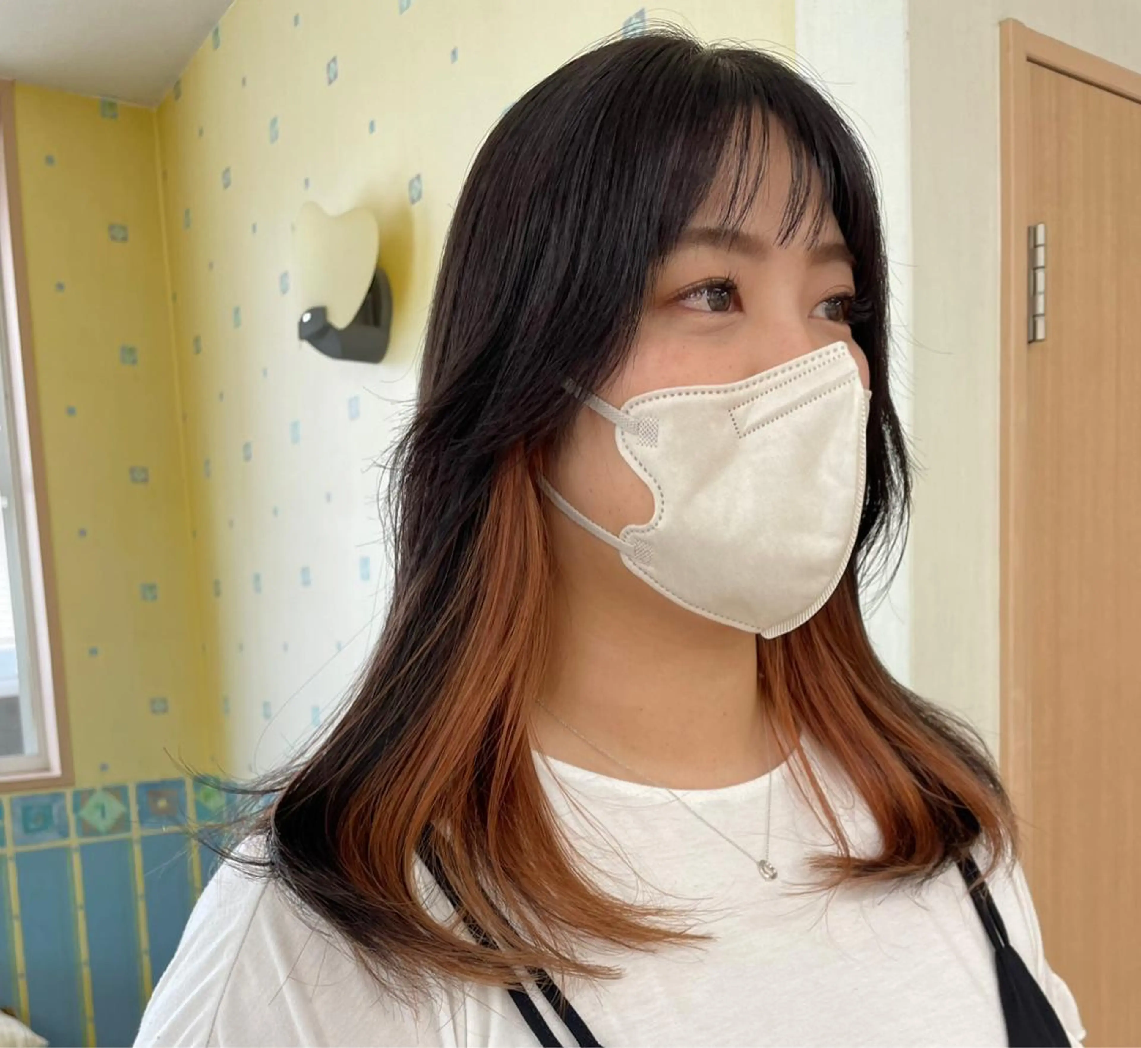 セミロング カラー インナーカラー オレンジ yui .のヘアスタイル
