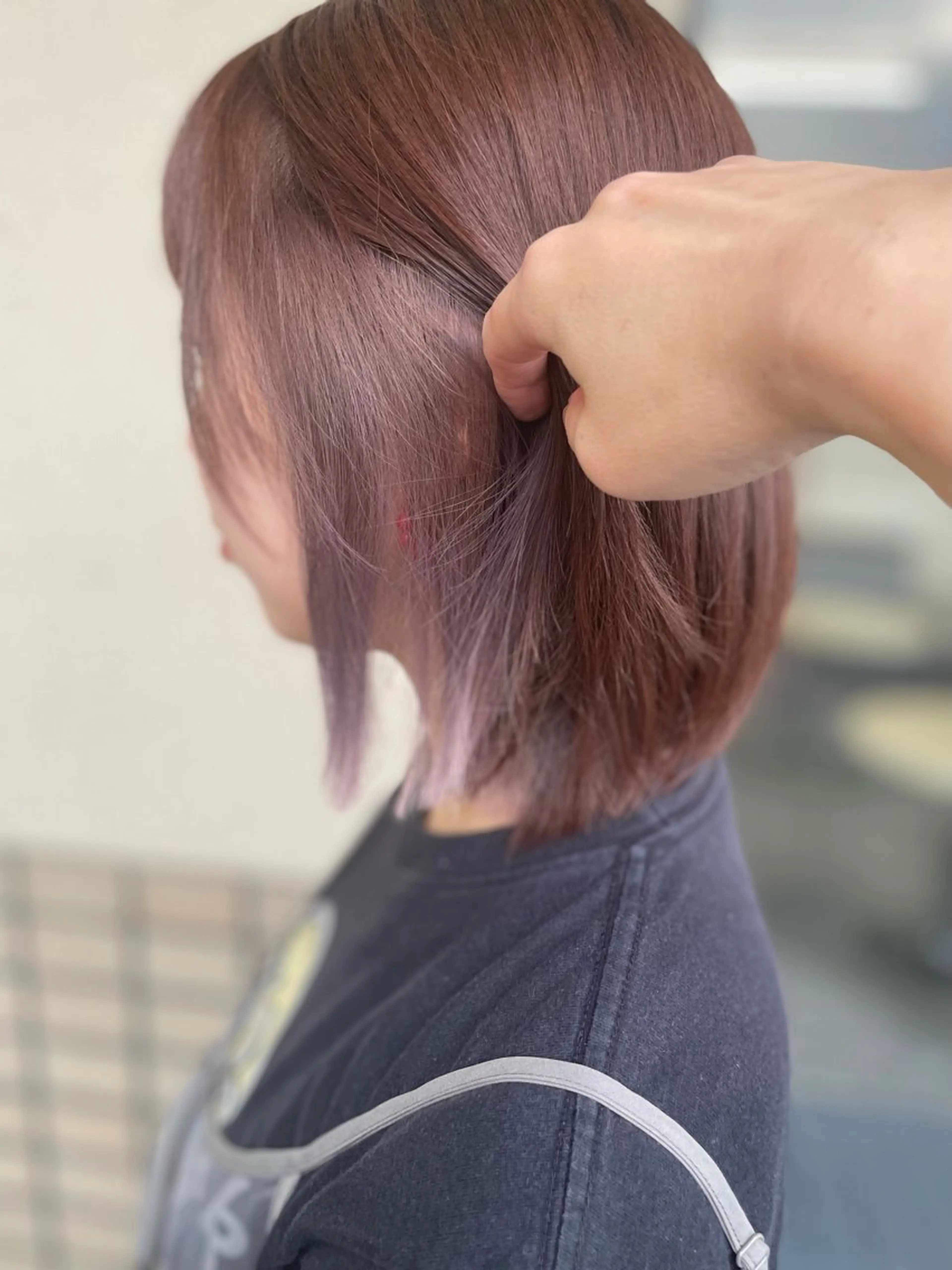 ミディアム カラー ボブレイヤー アッシュ イヤリングカラー ラベンダーカラー ラベンダーアッシュ ヘアカラー トリートメント 沢田 瞳のヘアスタイル