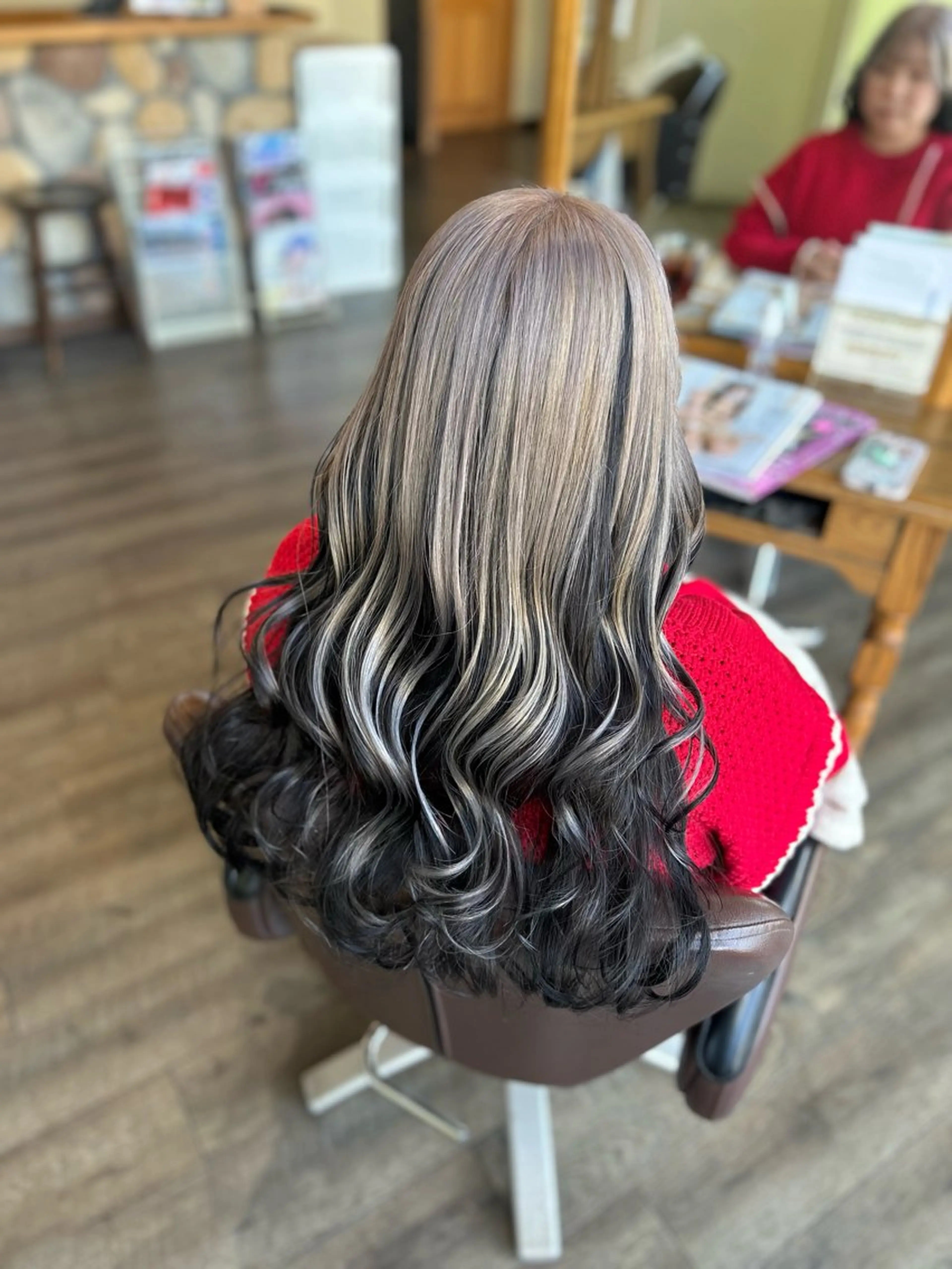 ロング カラー ベージュカラー ブリーチ ホワイトベージュ カット ヘアカラー 井上 花音のヘアスタイル