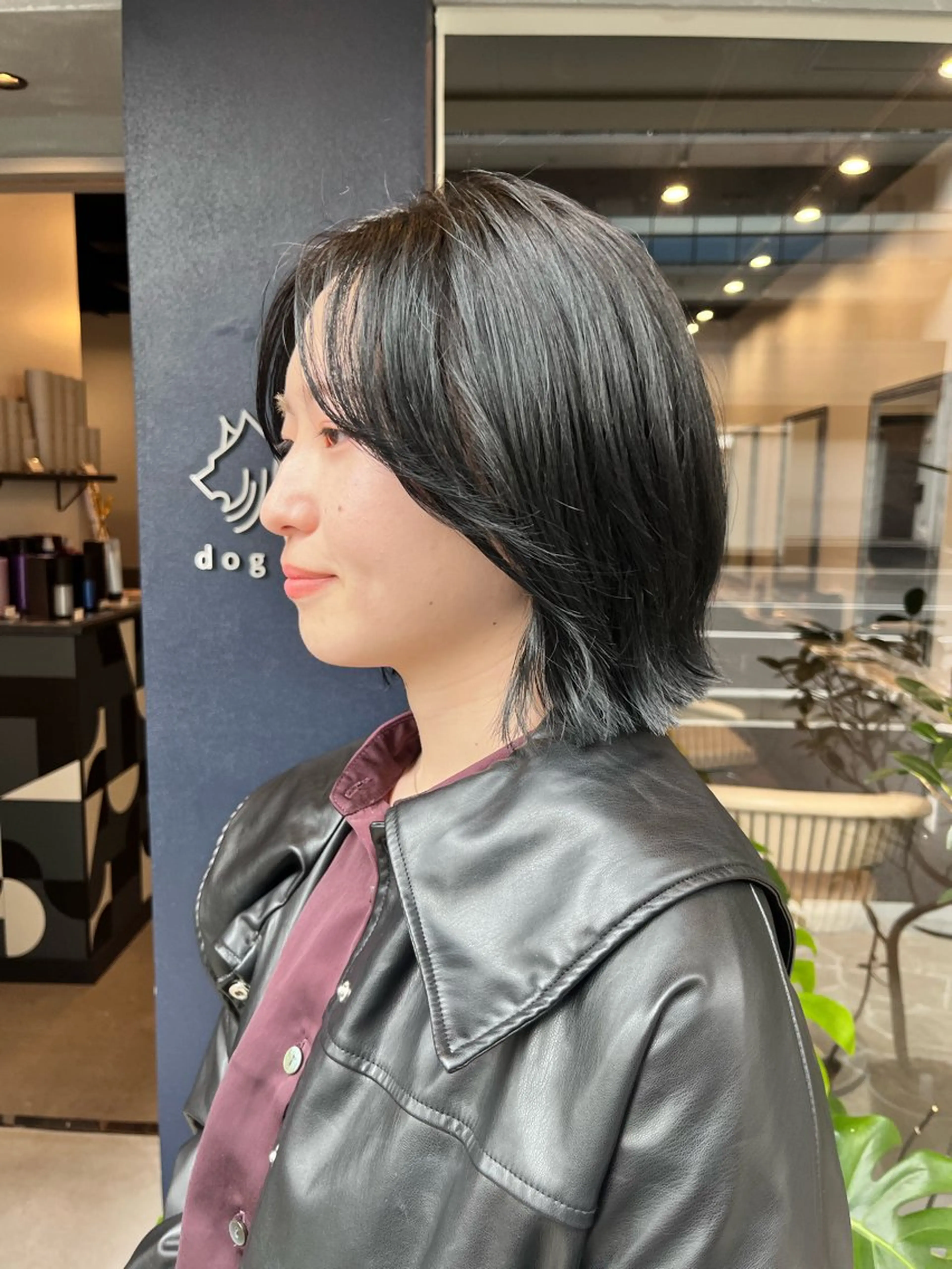 ミディアム カラー 黒髪 ブルーカラー ブルーブラック ボブ くびれヘア カット ヘアカラー dogstar小林諒 パーマ/レイヤーのヘアスタイル