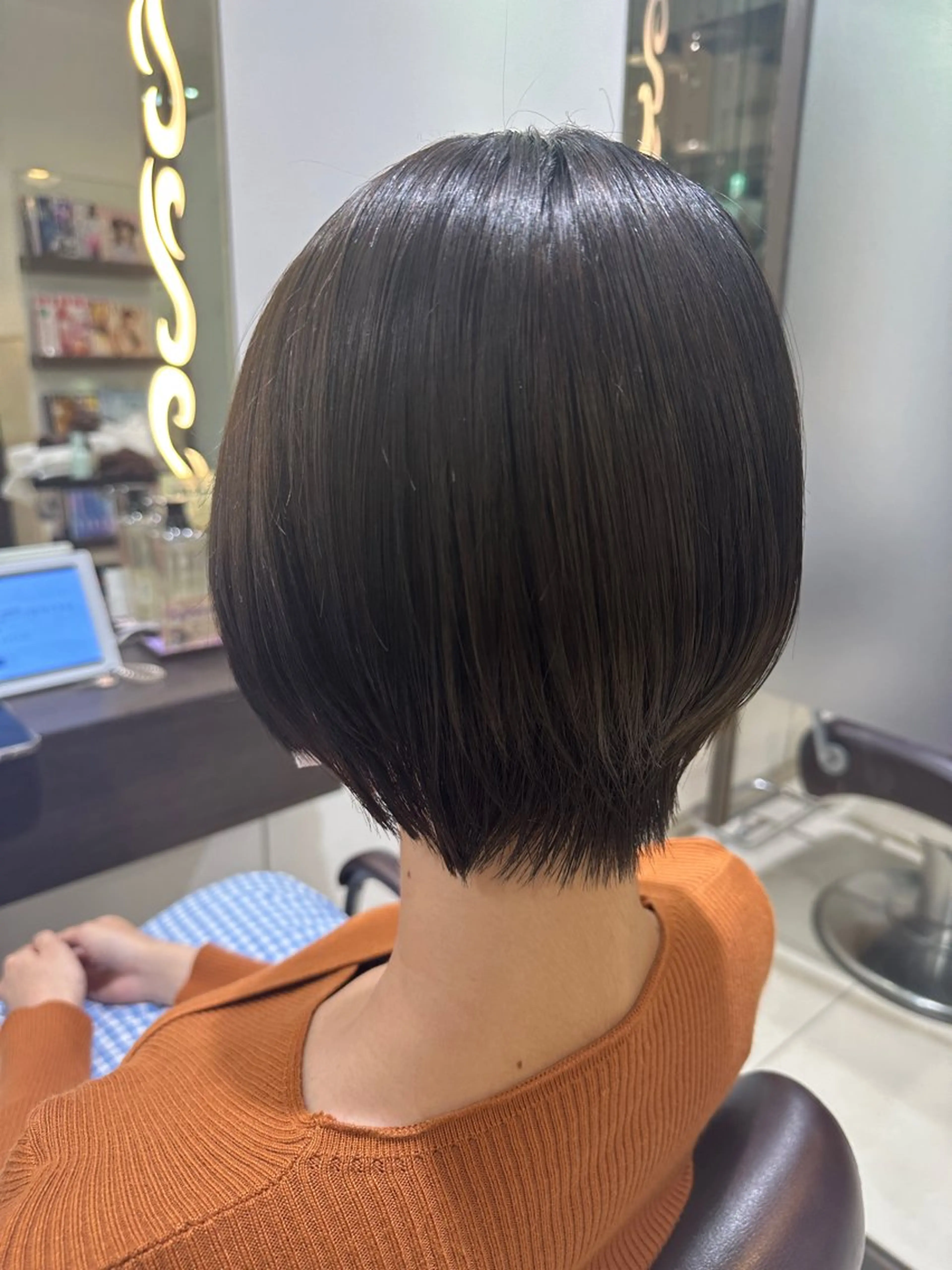 ショート レイヤー 艶々カラーのヘアスタイル