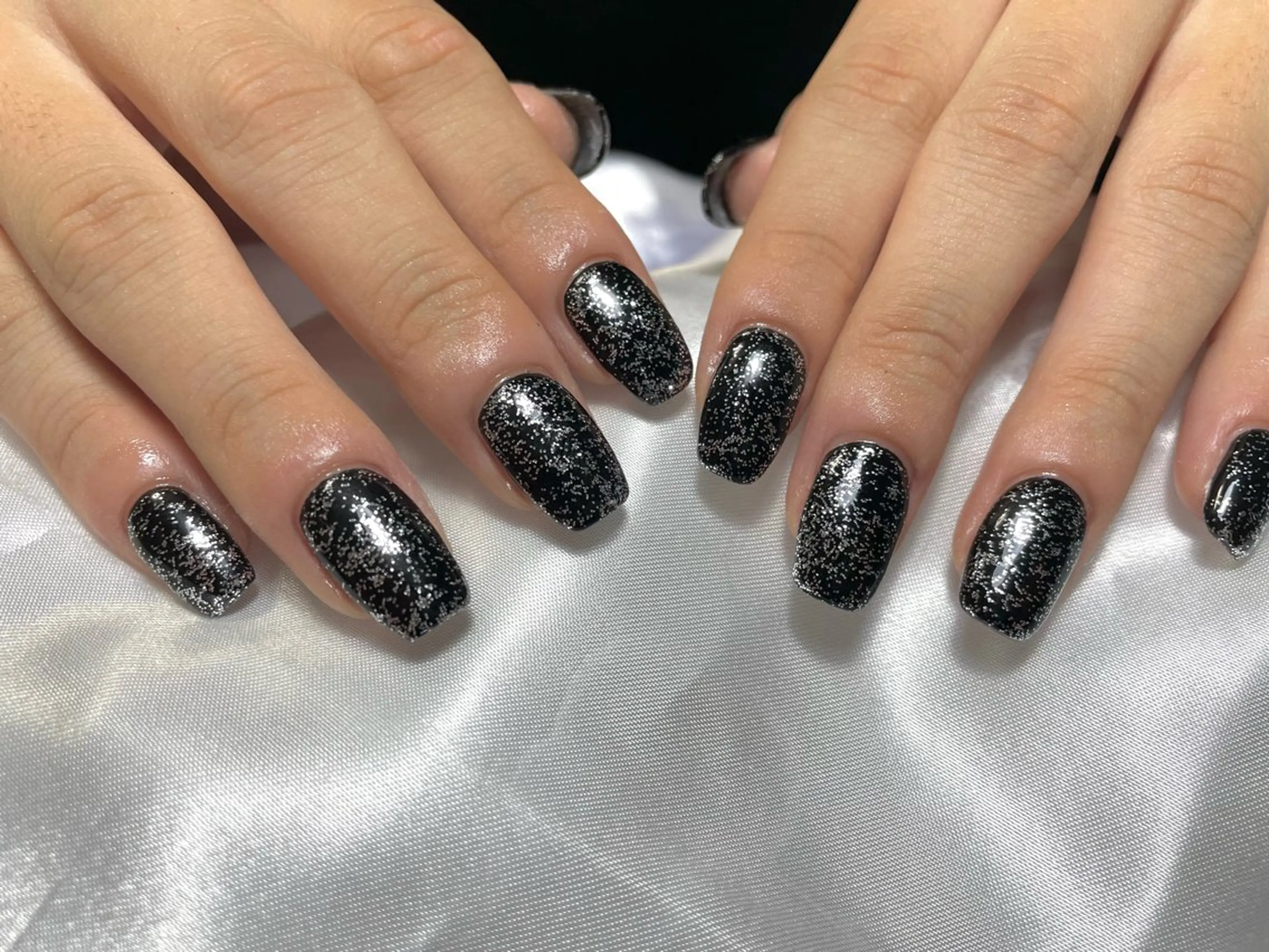 ネイル ブラウン ラメ(グリッター) シルバー ハンドネイル alma (アルマ)のネイルデザイン