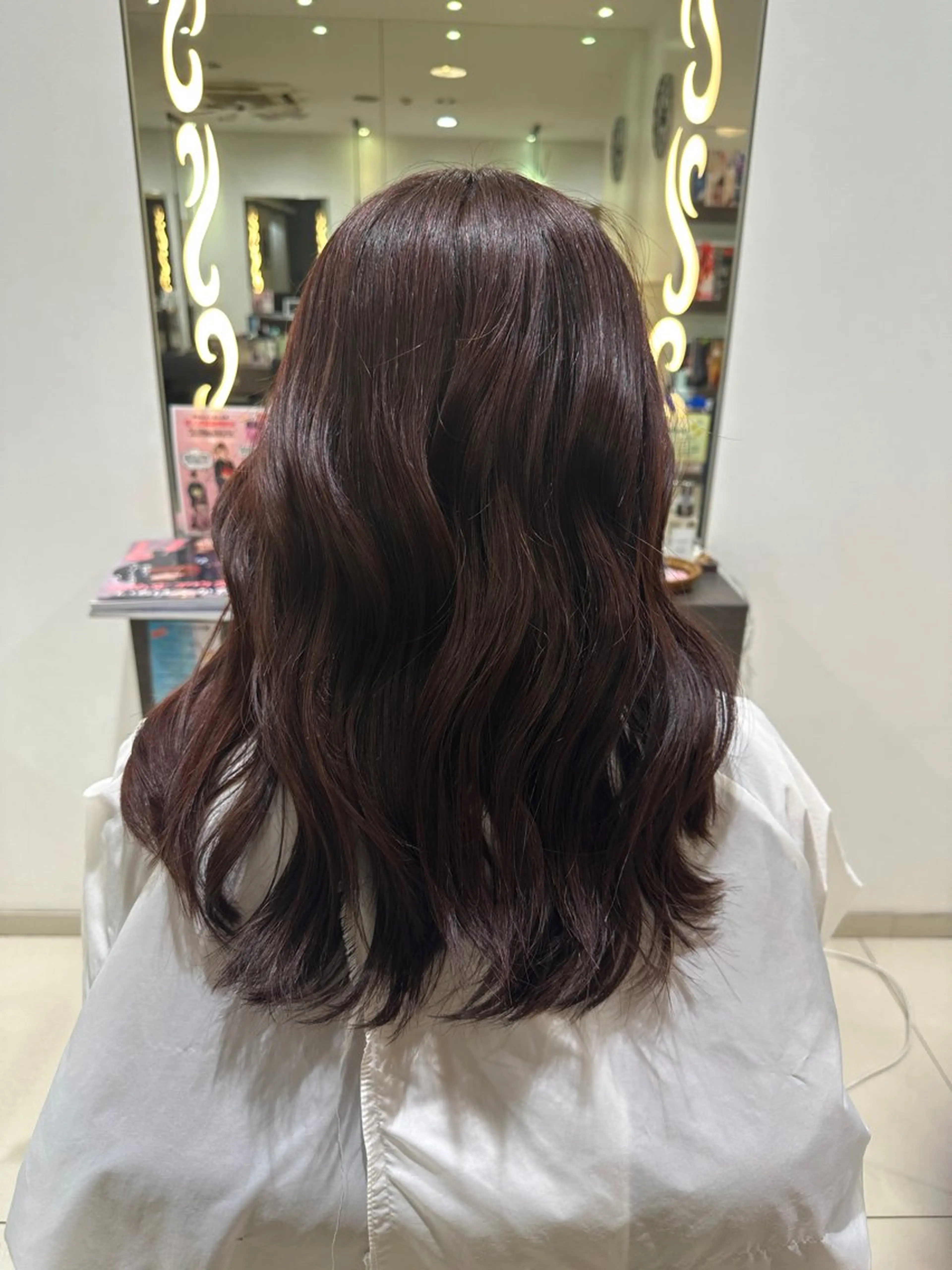 セミロング 韓国風ヘア レイヤー 艶々カラーのヘアスタイル