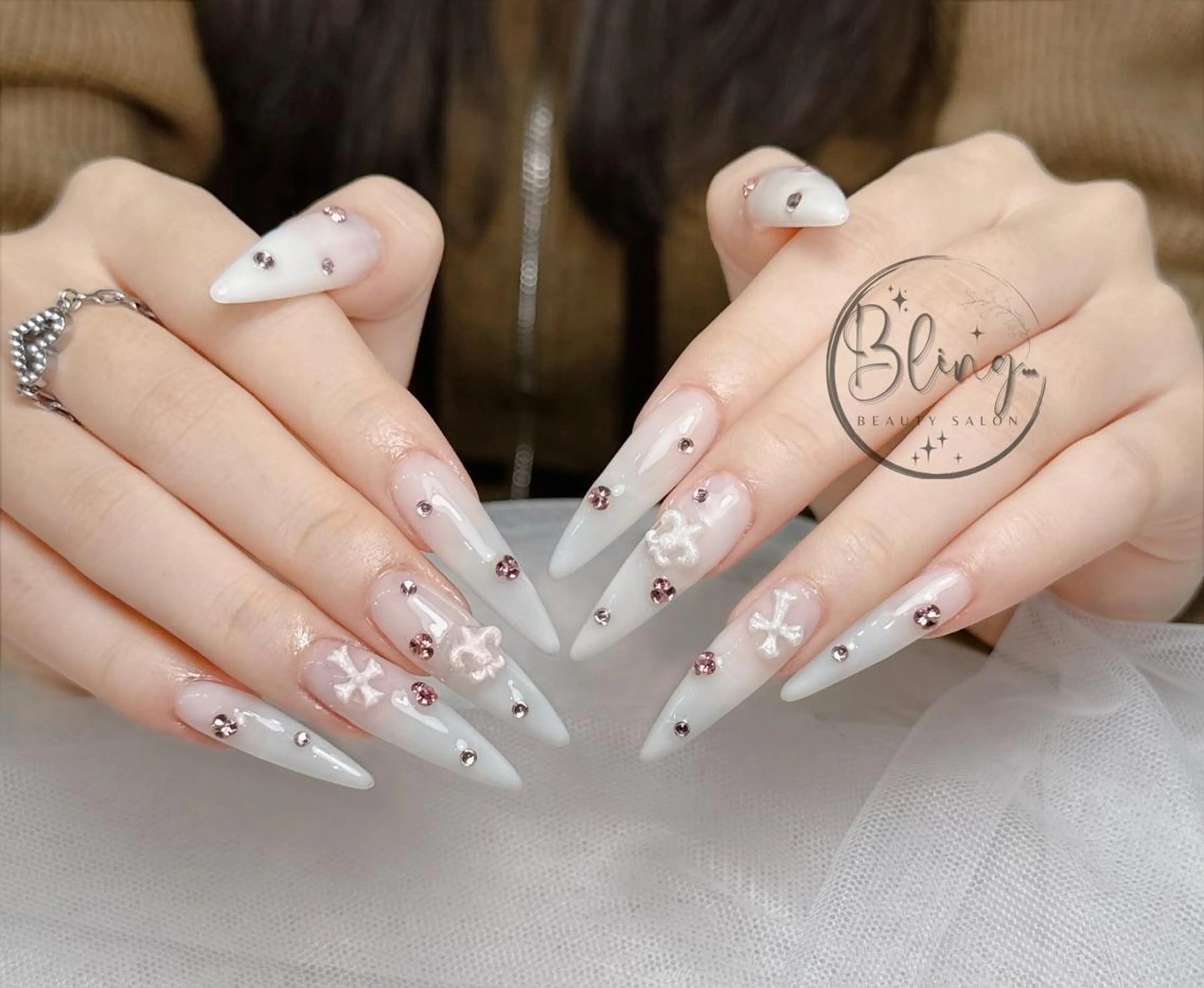 ロング カラー ベージュカラー グラデーションカラー ピンクカラー 韓国風ヘア ハンドネイル Bling Salonのネイルデザイン