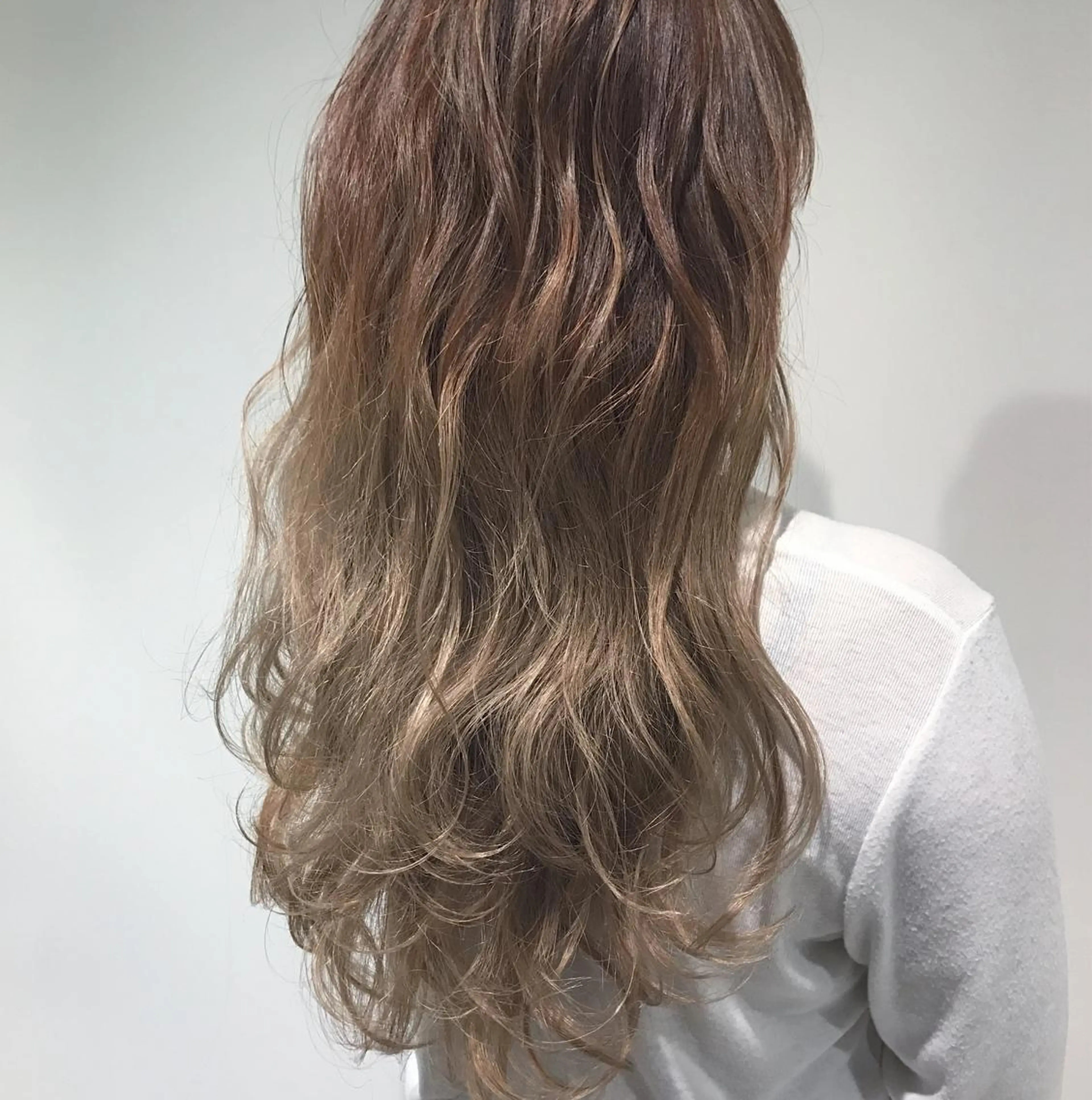 ロング カラー ヘアアレンジ アッシュ ブリーチ グラデーションカラー バイオレットカラー Zina渋谷エリア マネージャShionのヘアスタイル