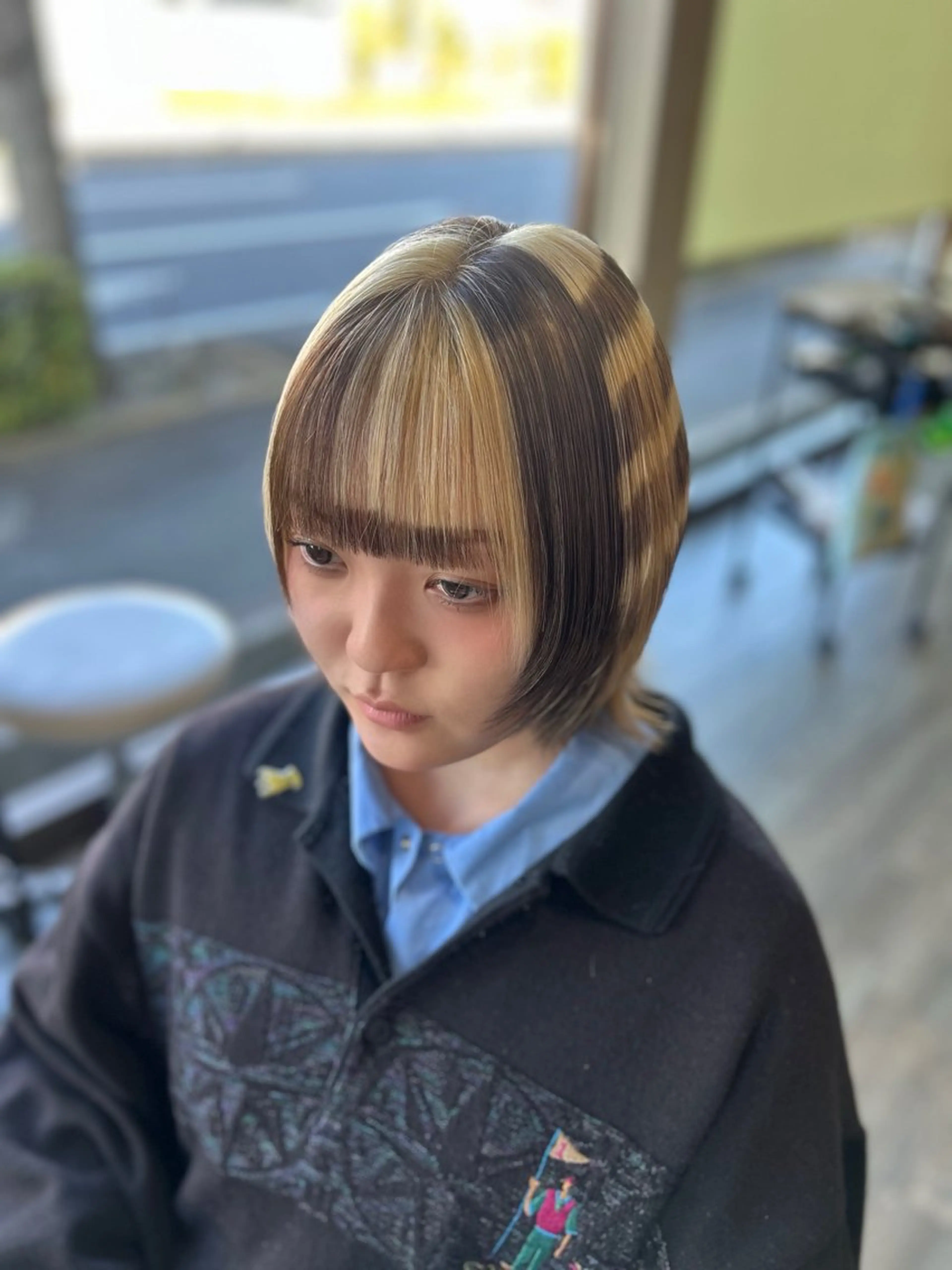 ミディアム カラー ベージュカラー 抜きっぱなしブロンド ブロンド カット ヘアカラー 井上 花音のヘアスタイル
