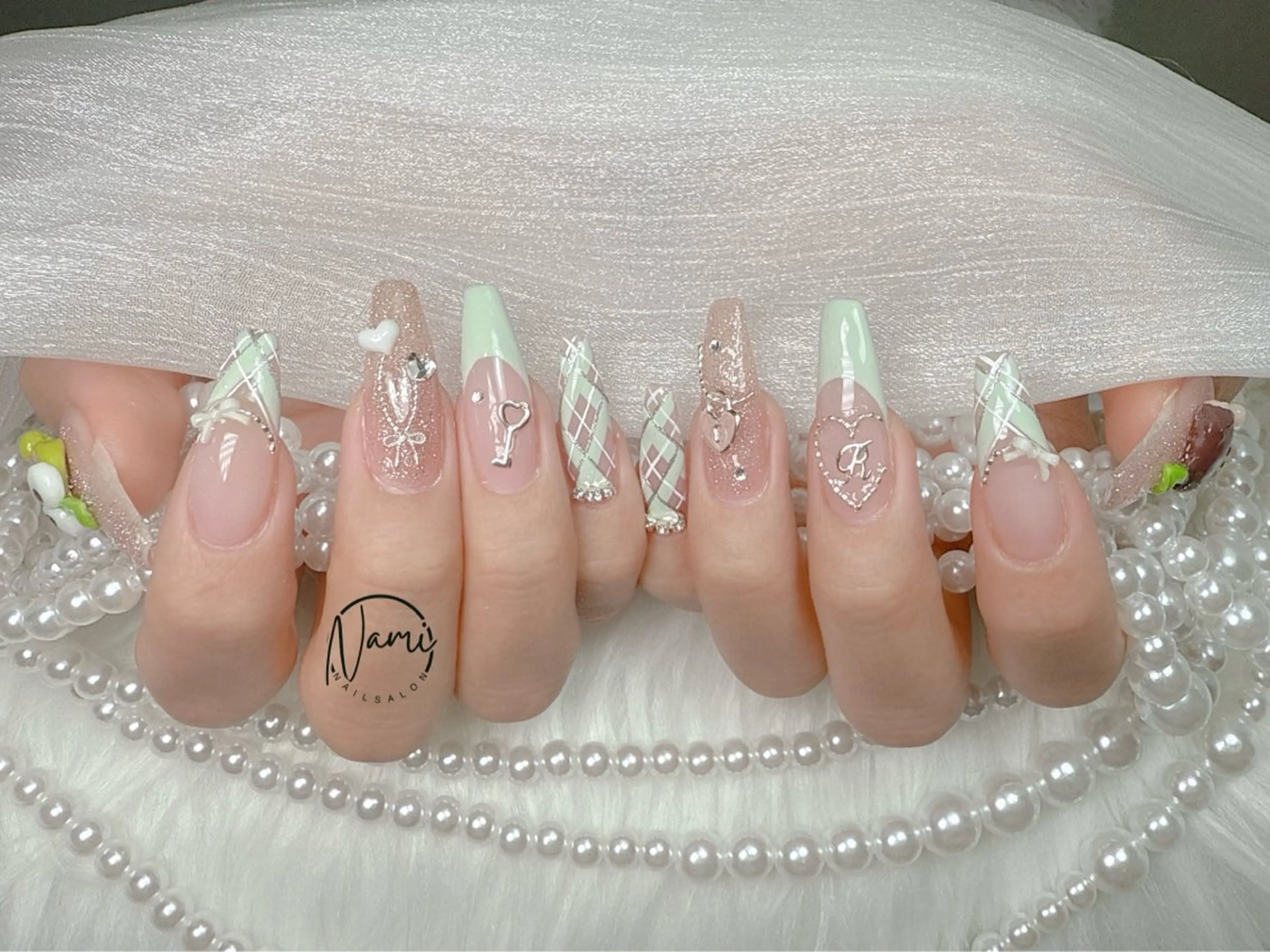 ネイル 長さ出し ガーリー 韓国ネイル ロングネイル 持ち込み ハンドネイル Nami nail salonのネイルデザイン