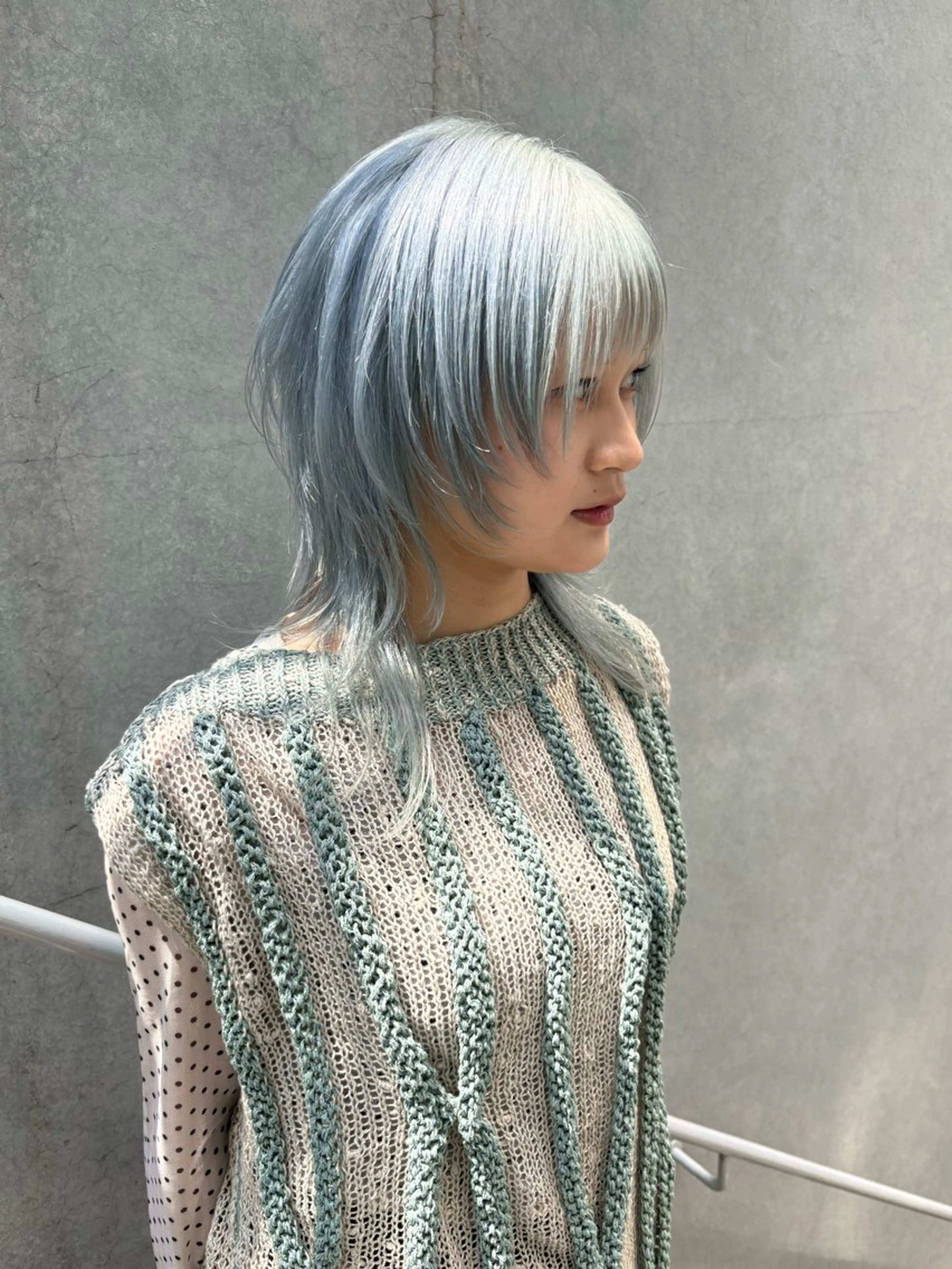 ミディアム ハッシュカット カット リカ/ハイトーン ・オリーブ🍀のヘアスタイル