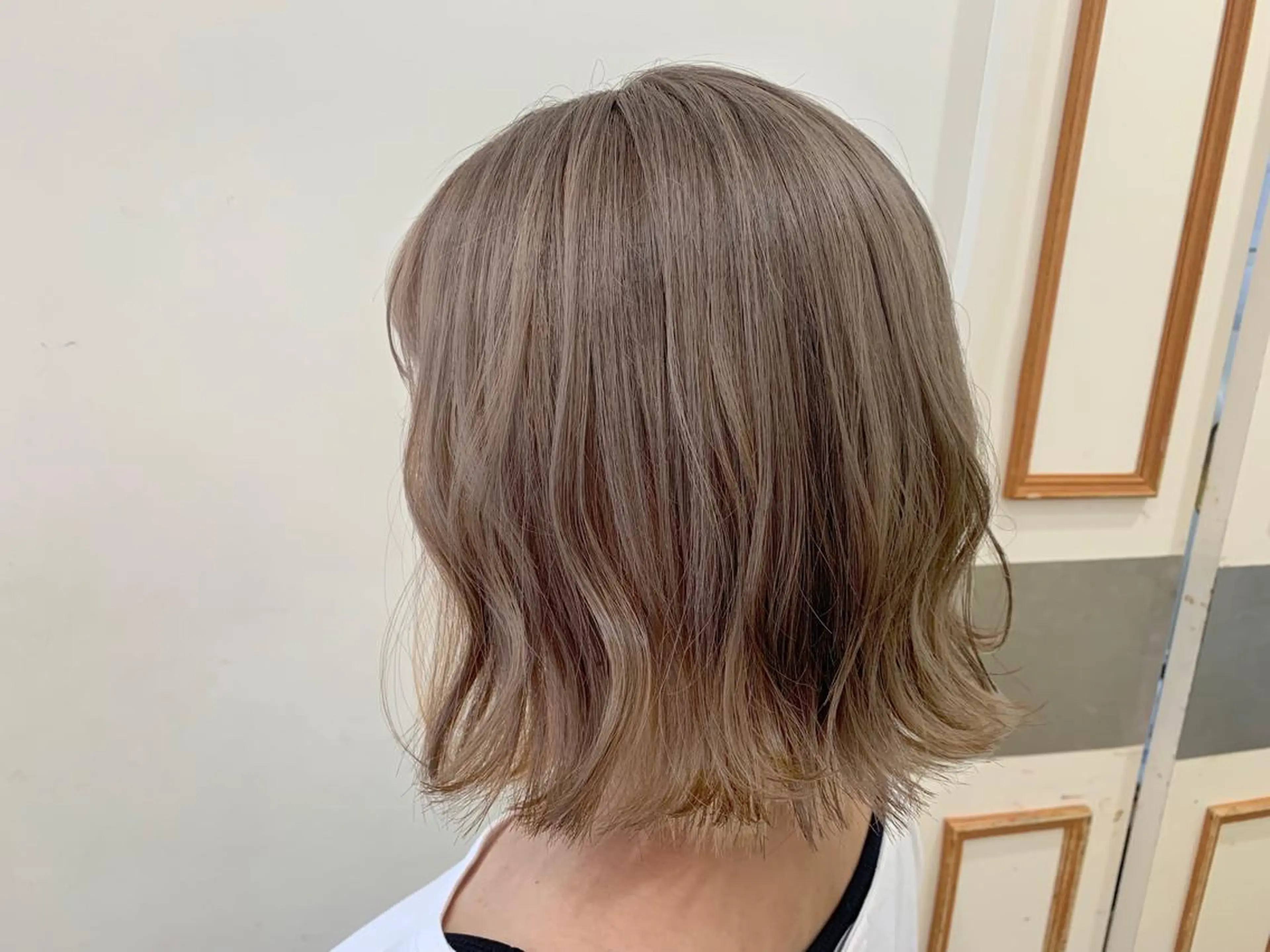 ショート カラー ベージュカラー ブリーチ ぱつっとボブ/ 小野あかねのヘアスタイル