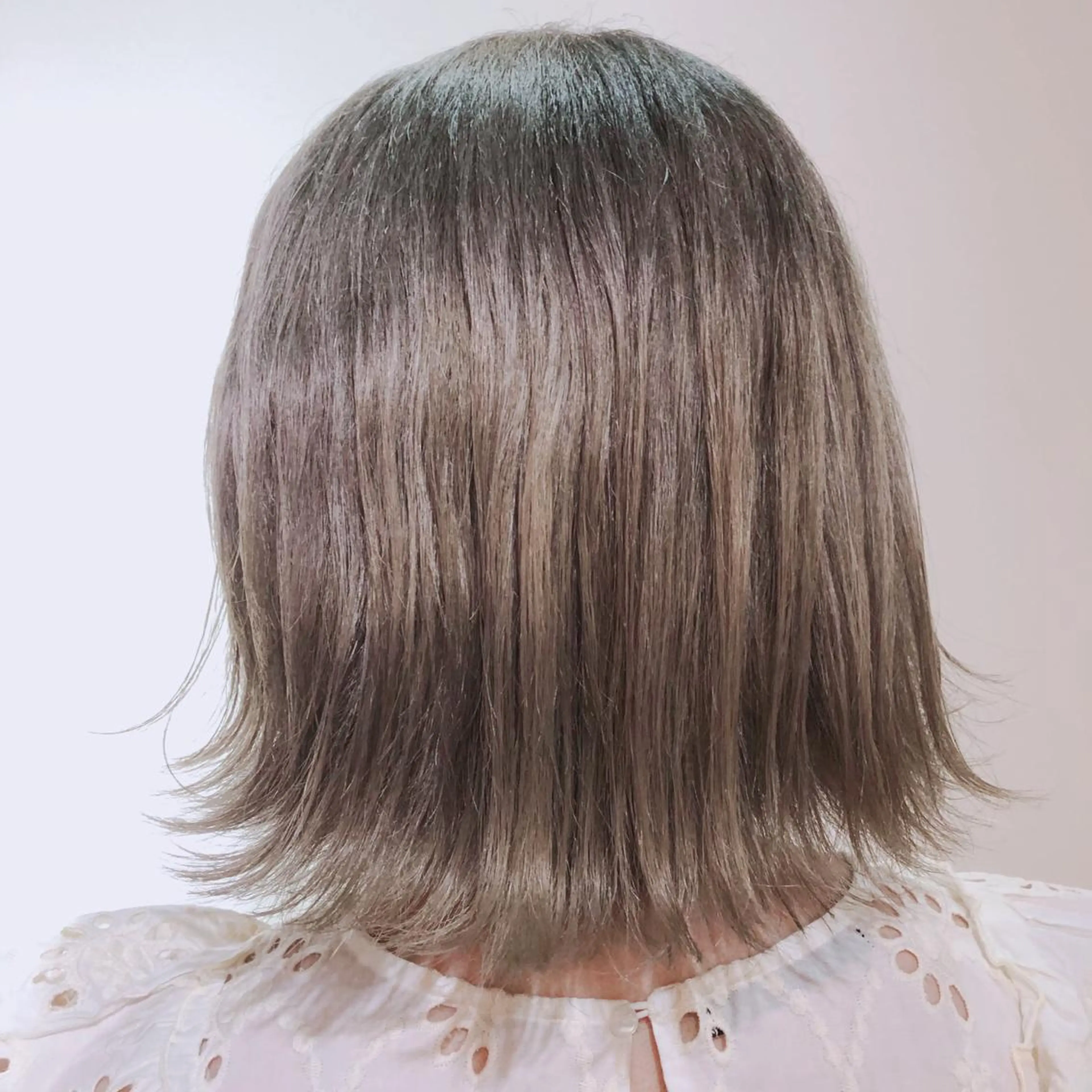 カラー ハイトーンカラー シルバー ヘアカラー トリートメント FERIAあべの KARINのヘアスタイル