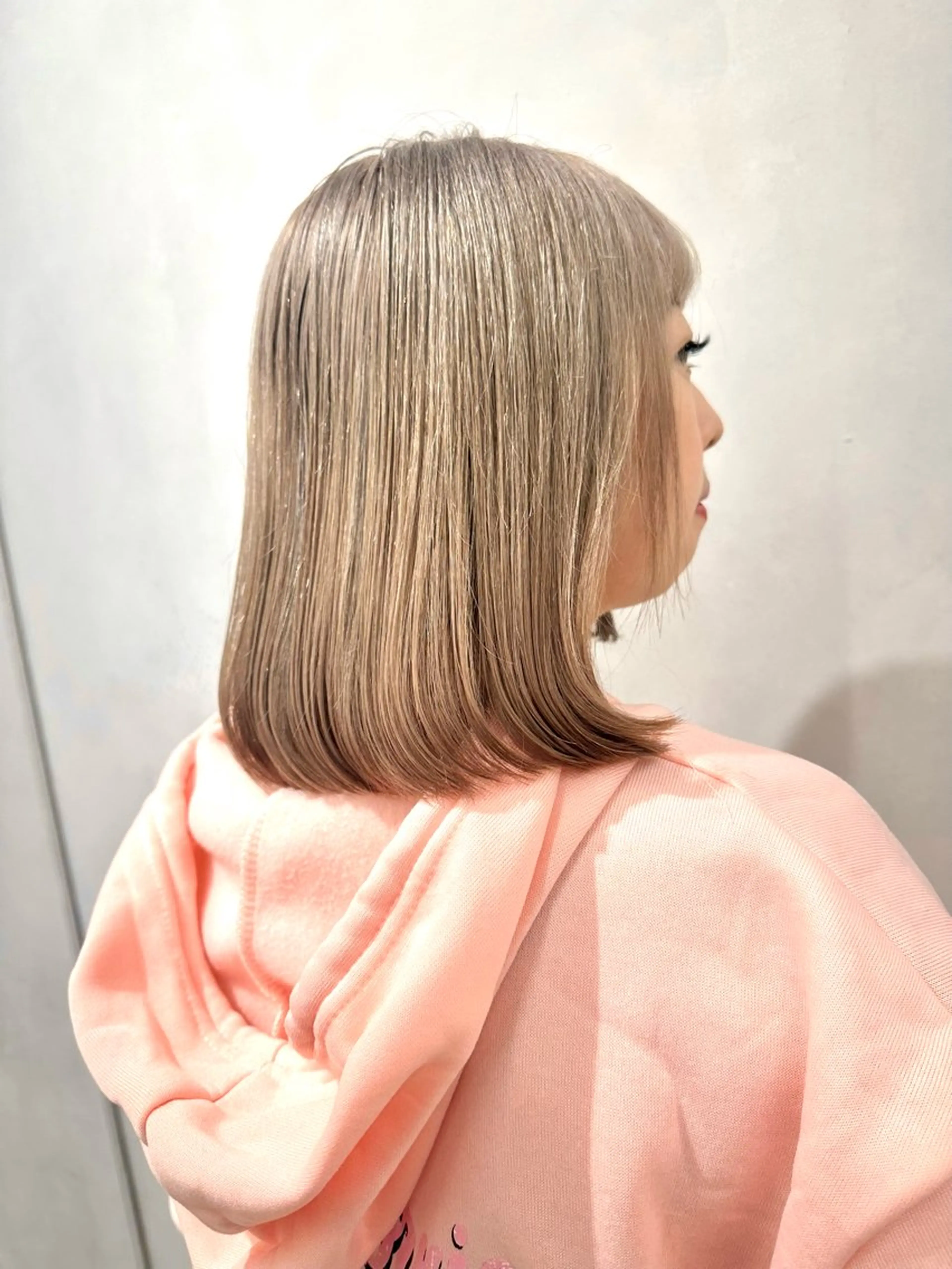 ミディアム カラー アッシュ アッシュブロンド ブリーチ ブロンド 可愛いベージュ作る 美容師/あかね🧸のヘアスタイル