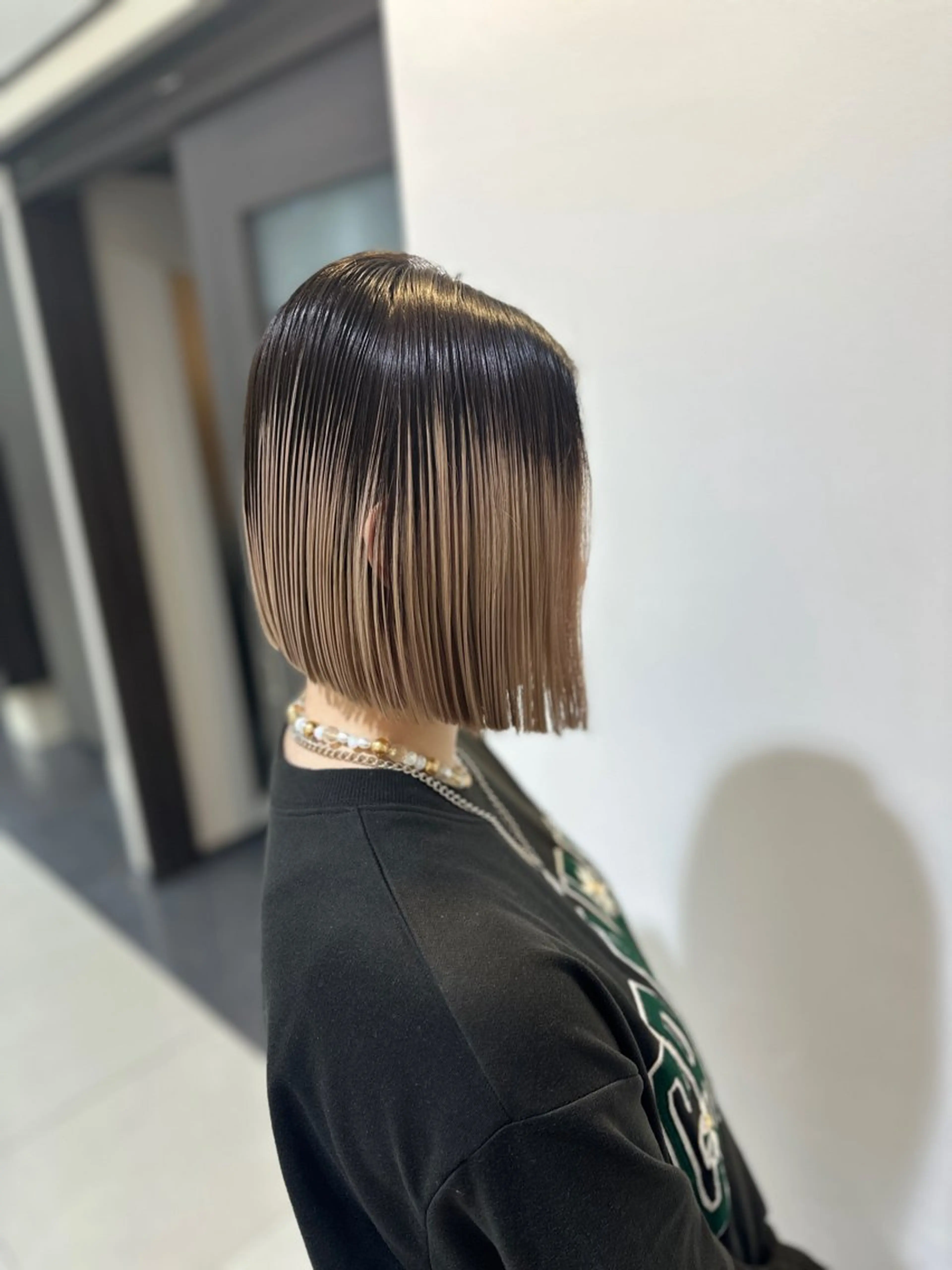 ミディアム レイヤー 艶々カラーのヘアスタイル