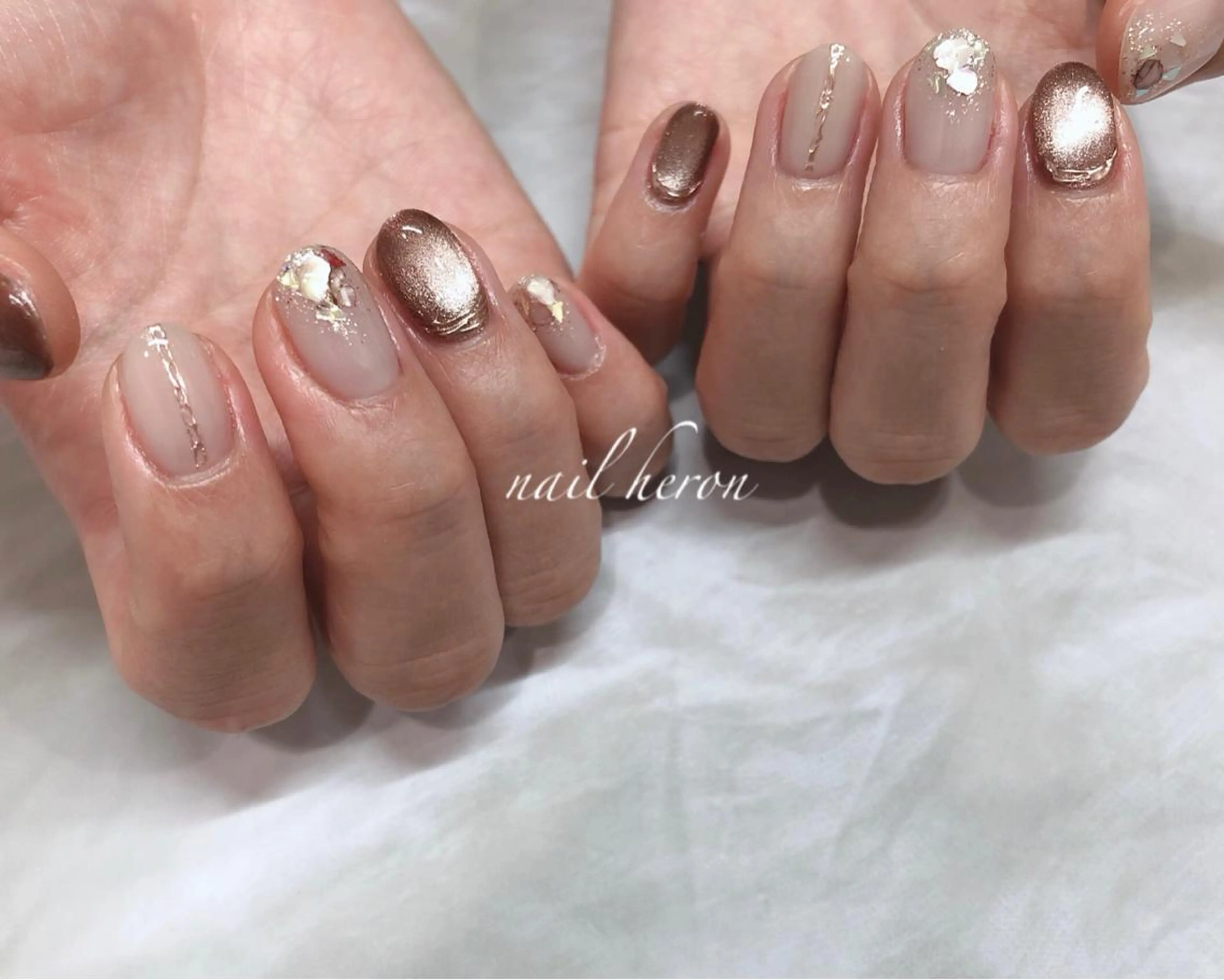 ネイル ブラウン マグネットネイル ホワイト ハンドネイル nail heron所属・saki_ nail heronのネイルデザイン