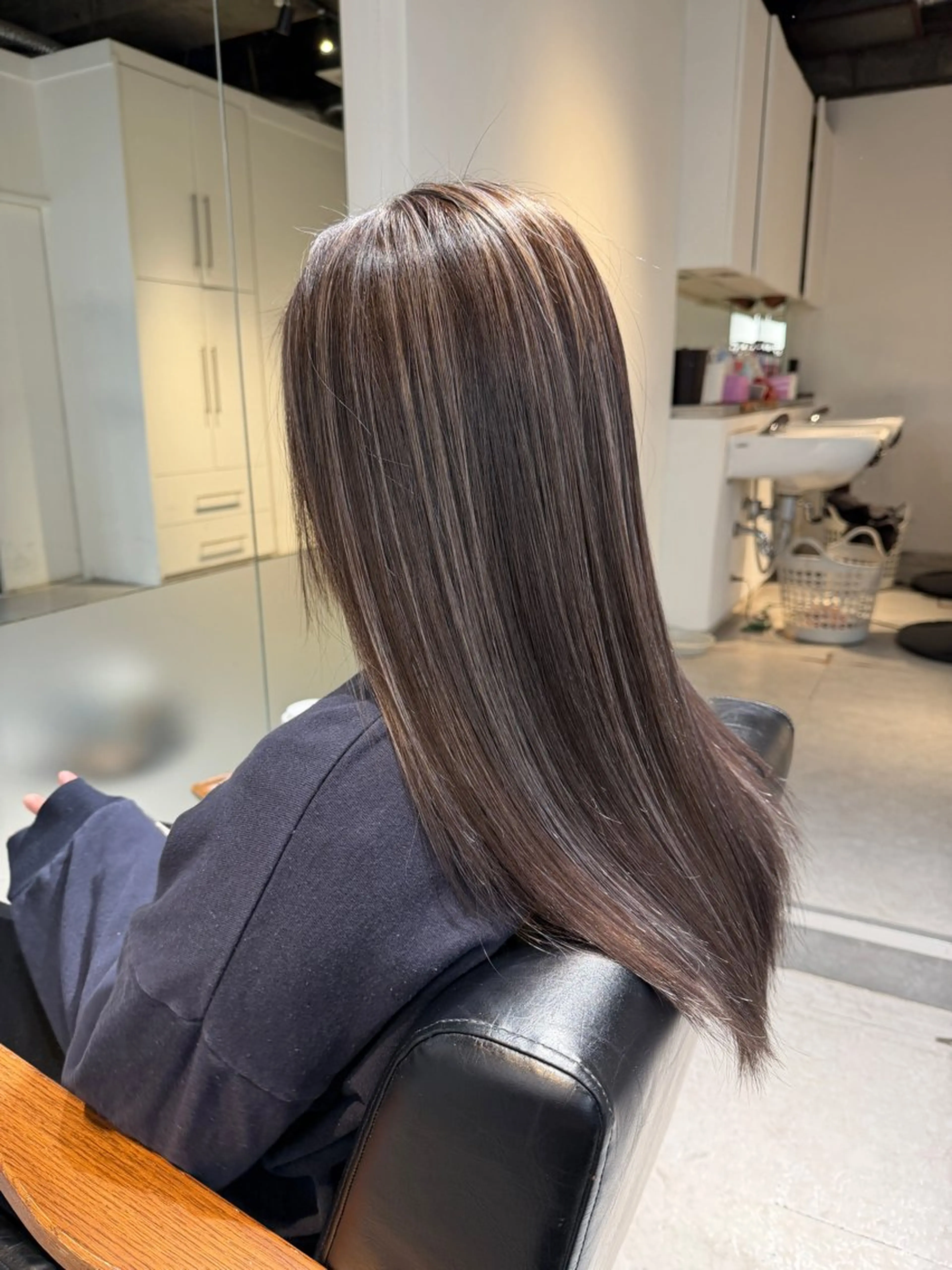 ロング カット ヘアカラー 岩尾 凪のヘアスタイル