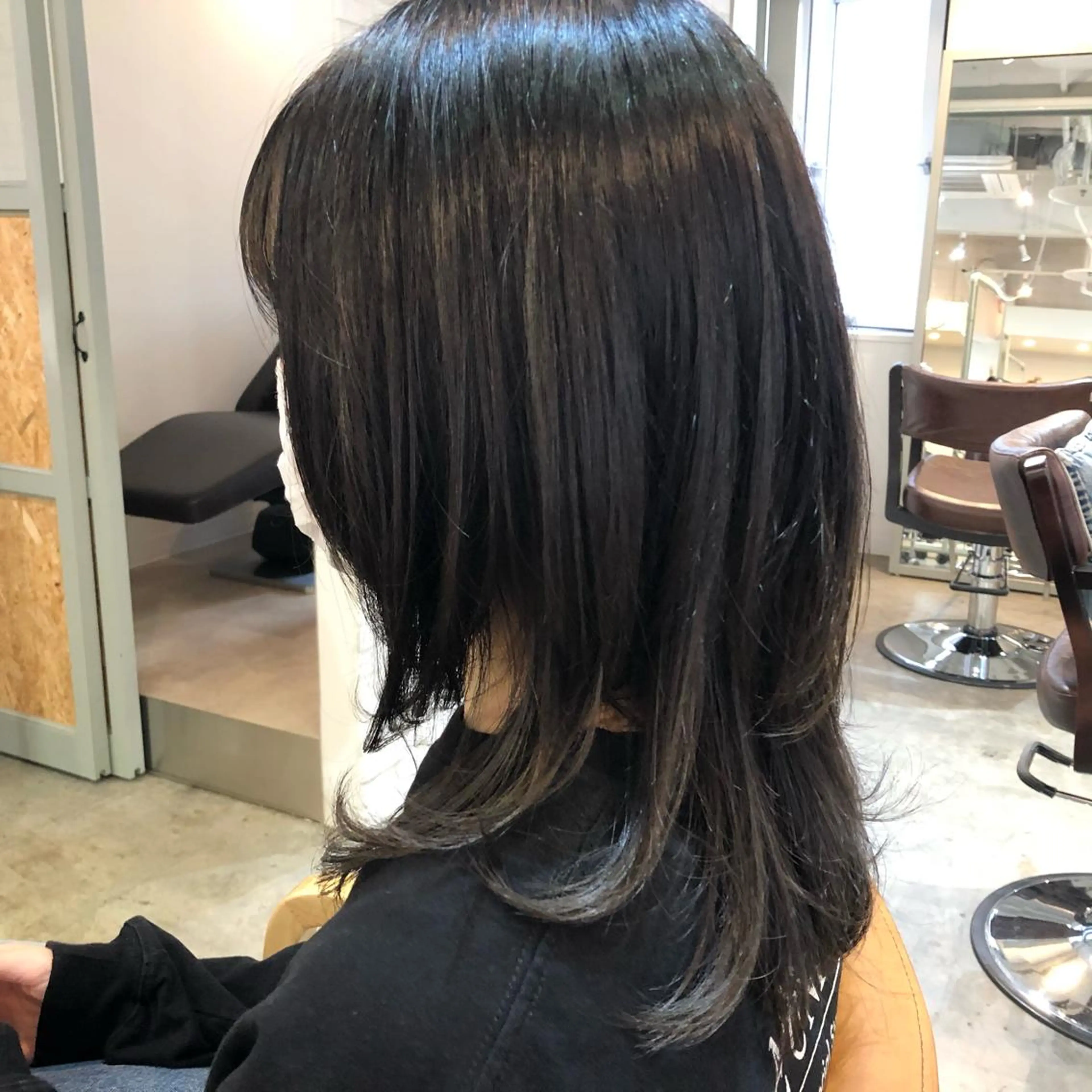 ミディアム カラー 透明感カラー レイヤーカット 江里 太介のヘアスタイル