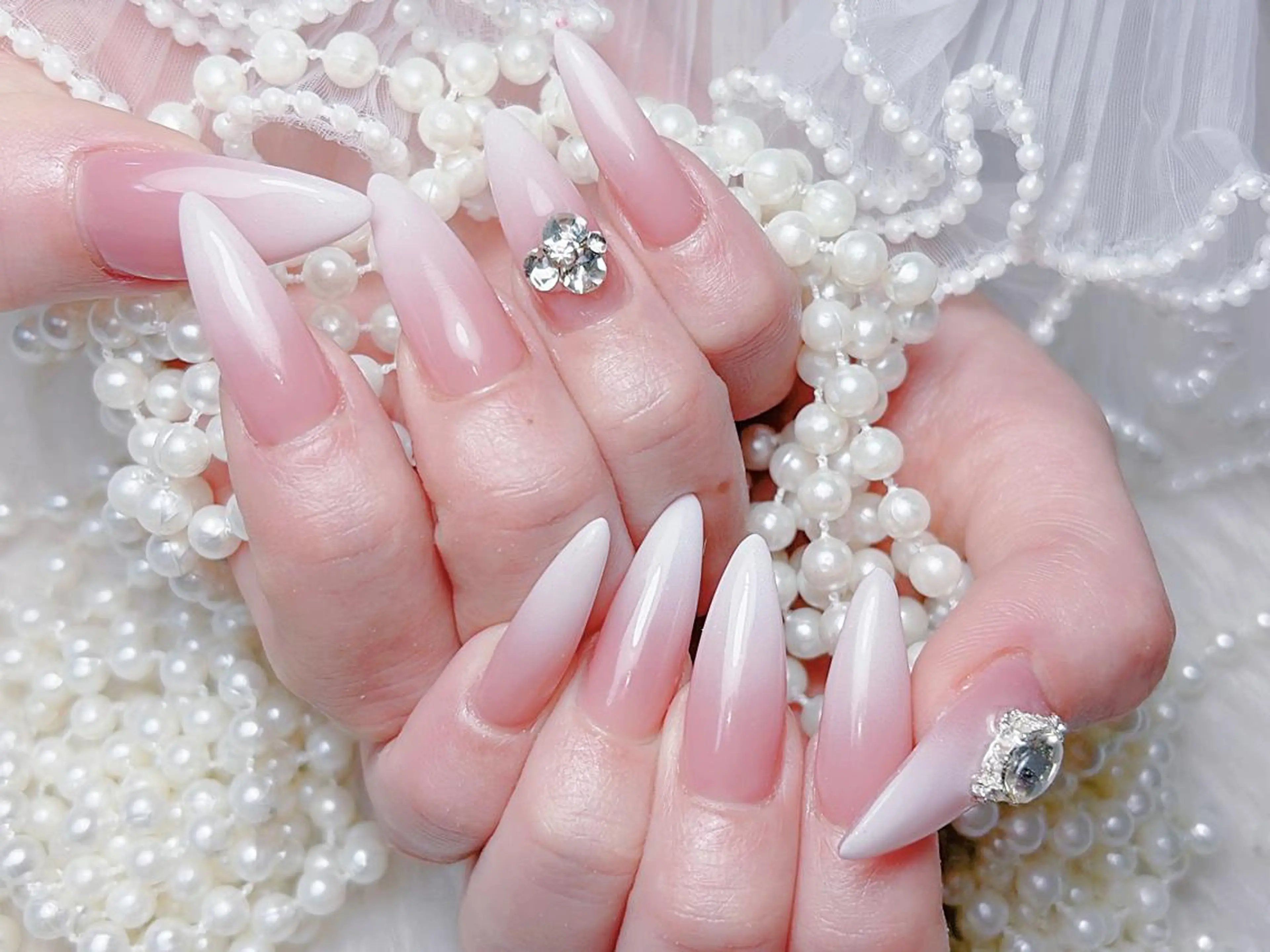 ネイル アートネイル オーロラネイル 長さ出し フットネイル ガーリー 🎀まゆ 🪽🐾のネイルデザイン